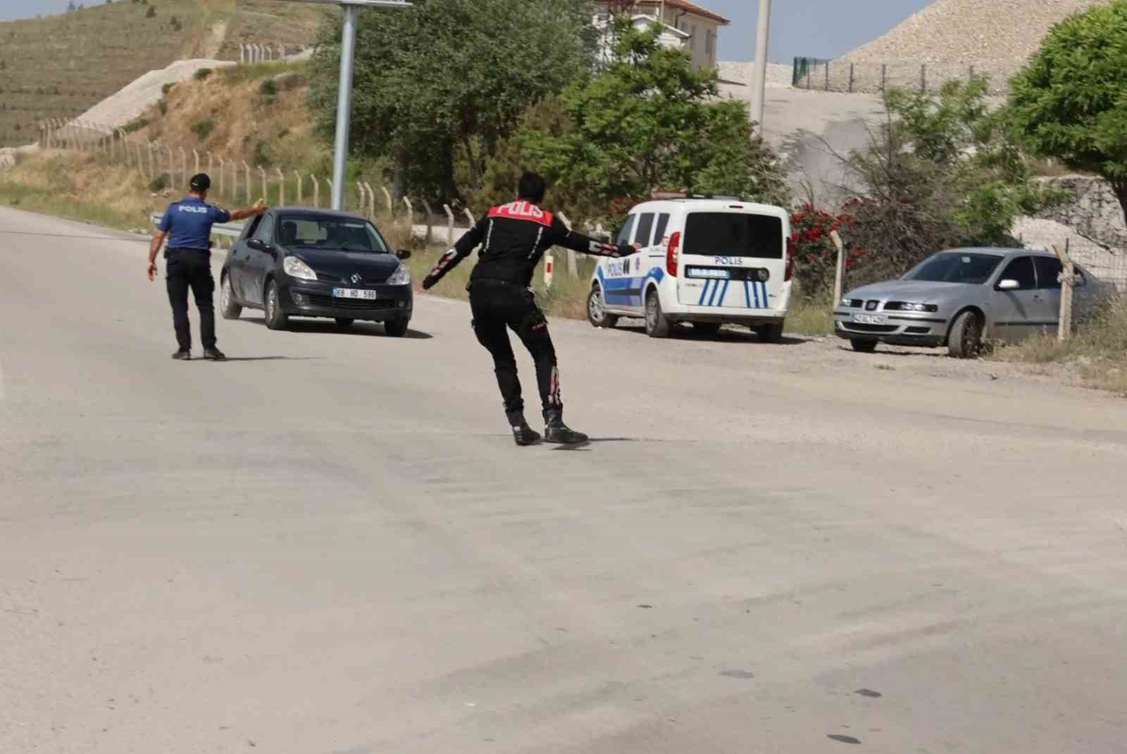 Aracını polislerin üzerine sürdü, hızla ters yola girip böyle kaçtı İhlas Haber Ajansı