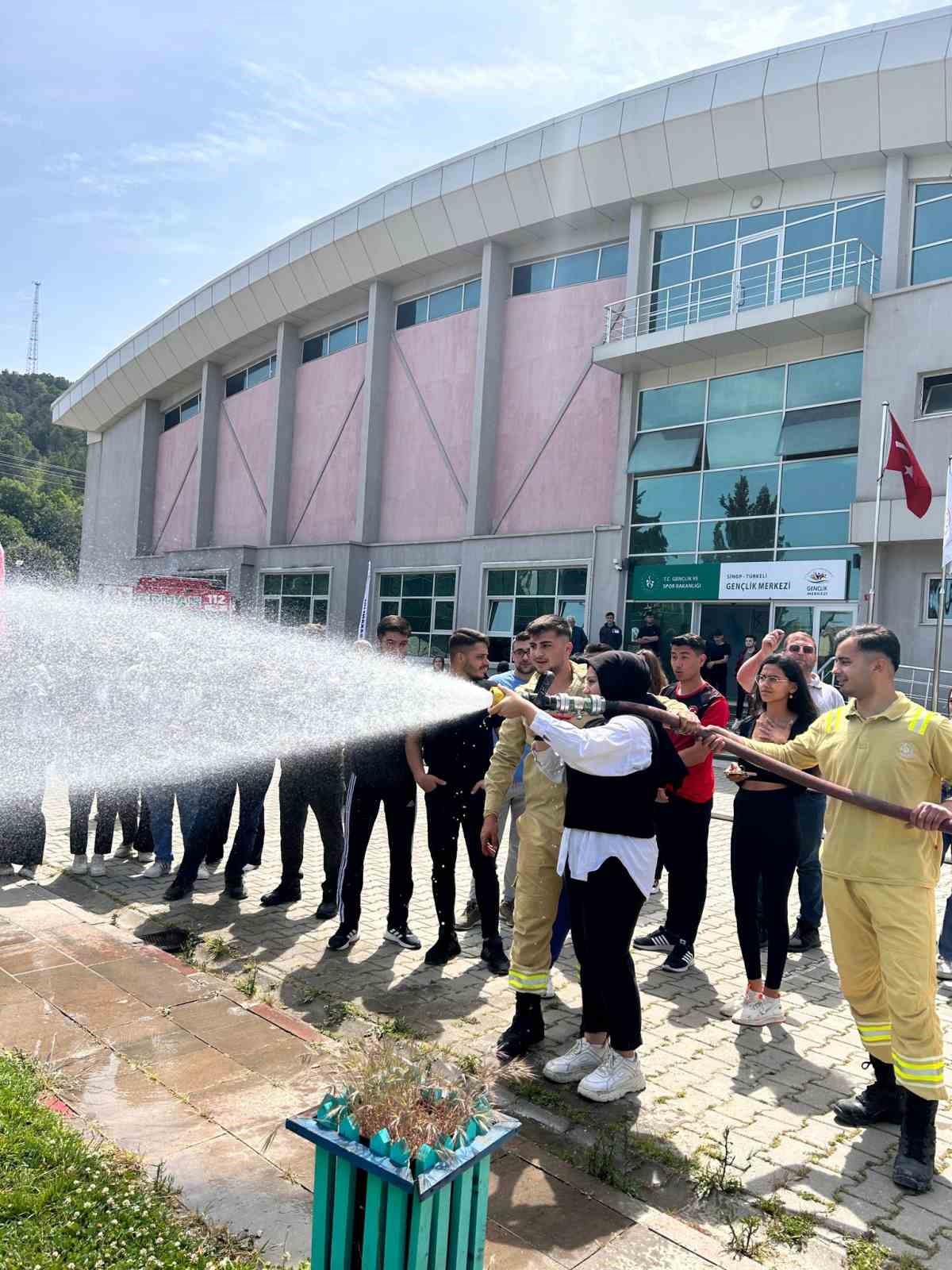 Türkeli Acil Durum ve Afet Yönetimi Bölümü öğrencilerine yangın eğitimi
