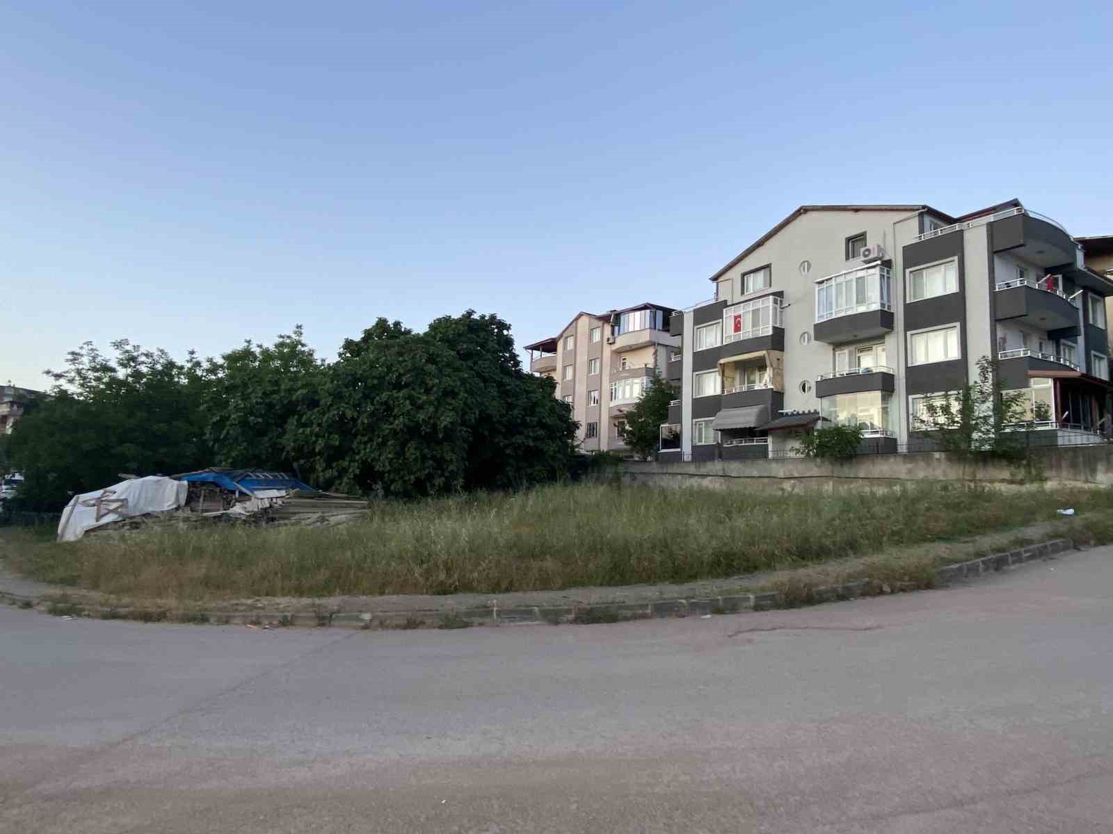 İçindeki iki katlı evle birlikte 50 yıllık arsa bir gecede park alanı oldu
