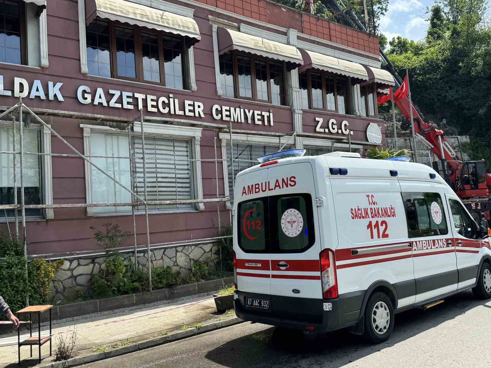 Temizlik yaparken 5 metre y&uuml;kseklikten beton zemine d&uuml;şt&uuml;
