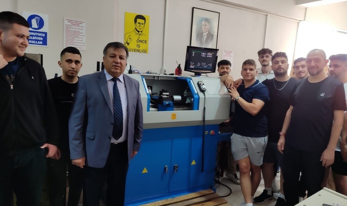 Tavşanlı MYO Makine B&ouml;l&uuml;m&uuml; &Ouml;ğrencileri imalat uygulamalarını da yaparak mezun oluyor
