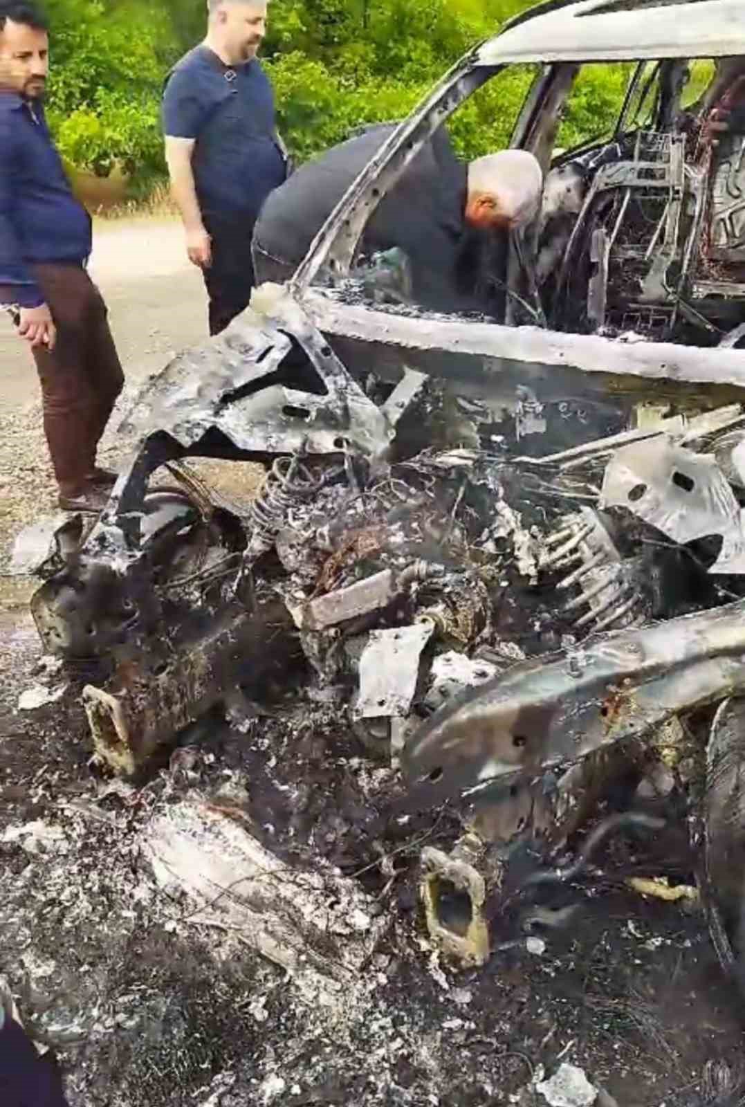 Seyir halindeyken yanan l&uuml;ks ara&ccedil; k&uuml;le d&ouml;nd&uuml;
