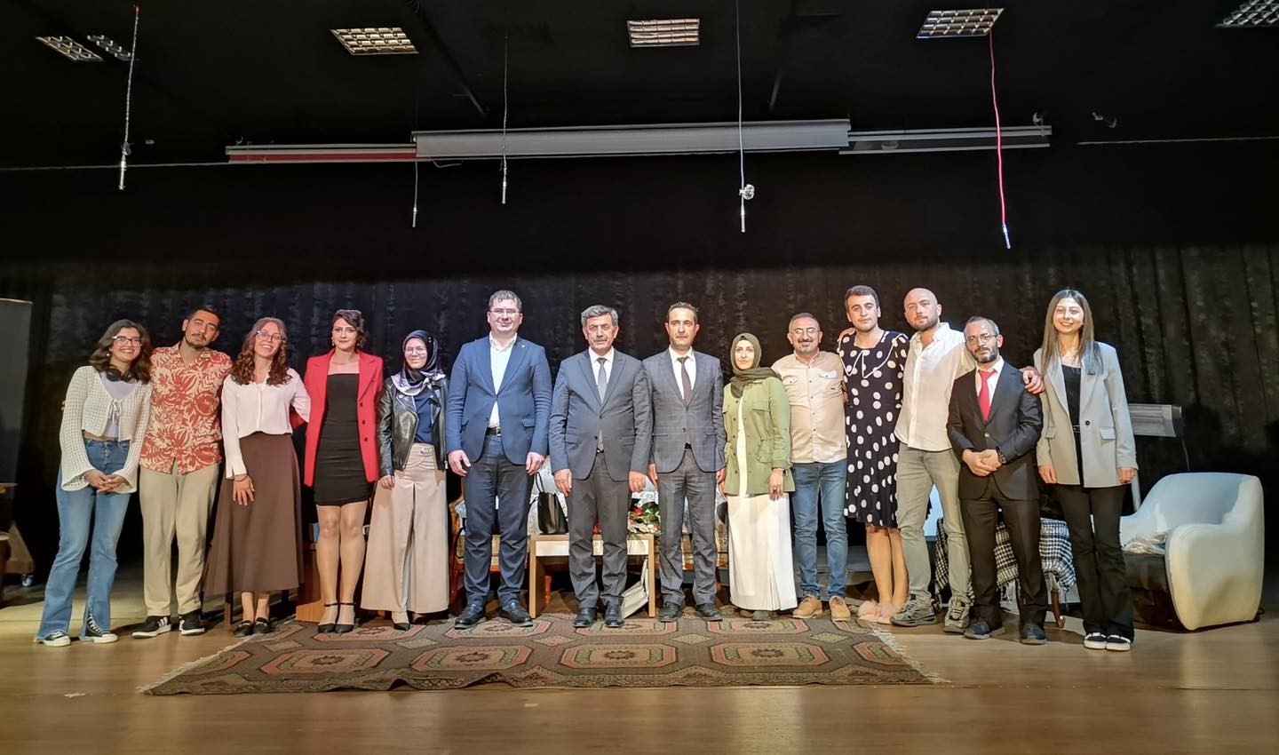 Erzincan&rsquo;da "Dikkat Yalan &Ccedil;ıkabilir!" tiyatro oyunu sahnelendi
