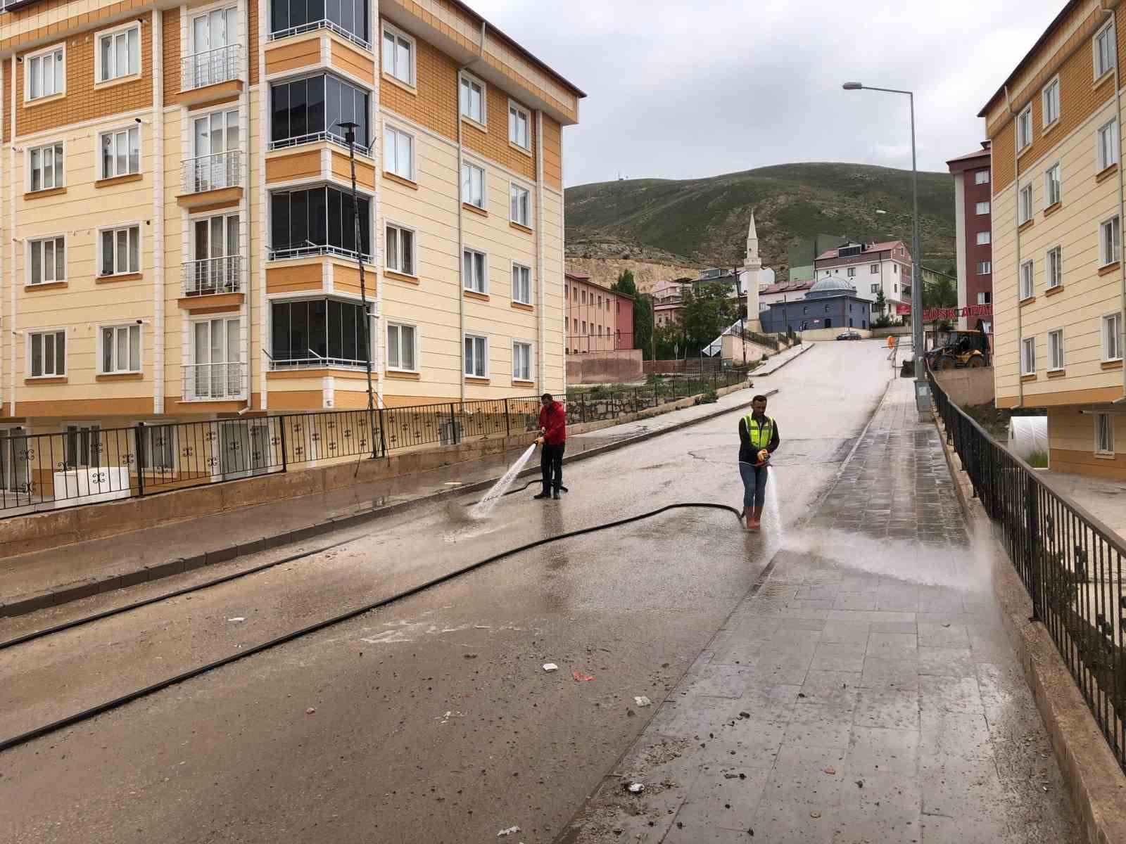 Bayburt Belediyesinin temizlik paylaşımına vatandaş yorumu: “Harcanan su israfını Allah affetsin”
