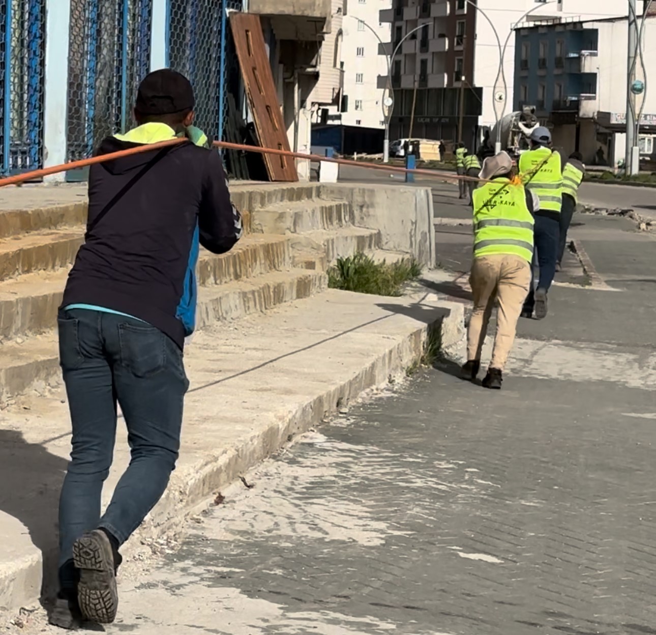 Ekipler fiber optik kablosunu 2 kilometre taşıdılar
