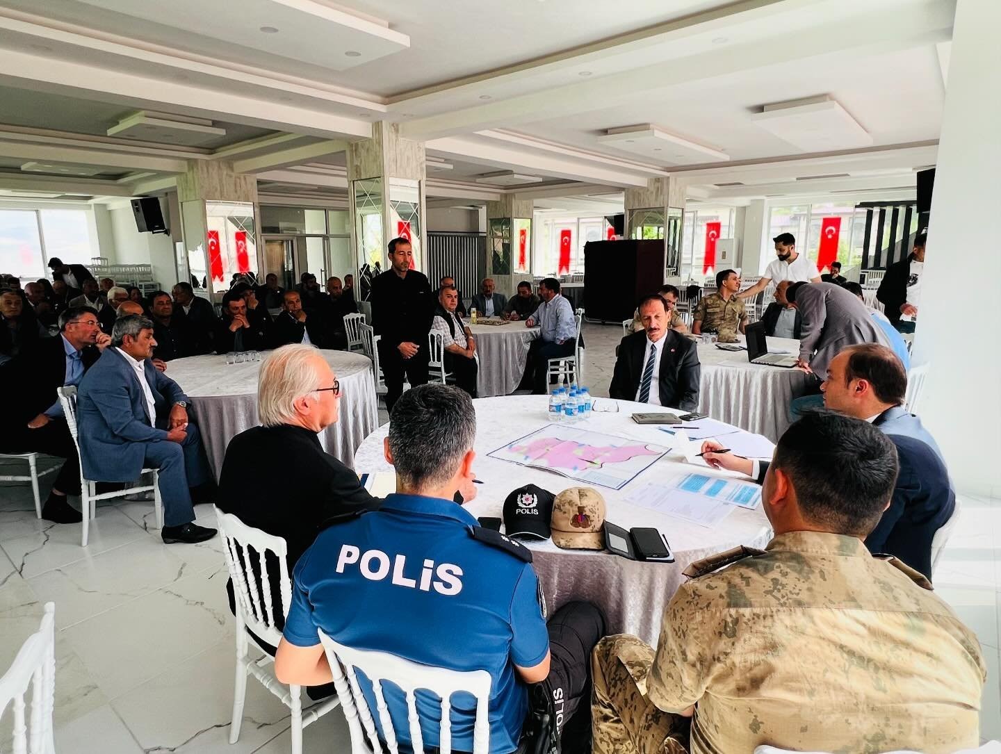 İli&ccedil;&rsquo;te muhtarlarla toplantı yapıldı
