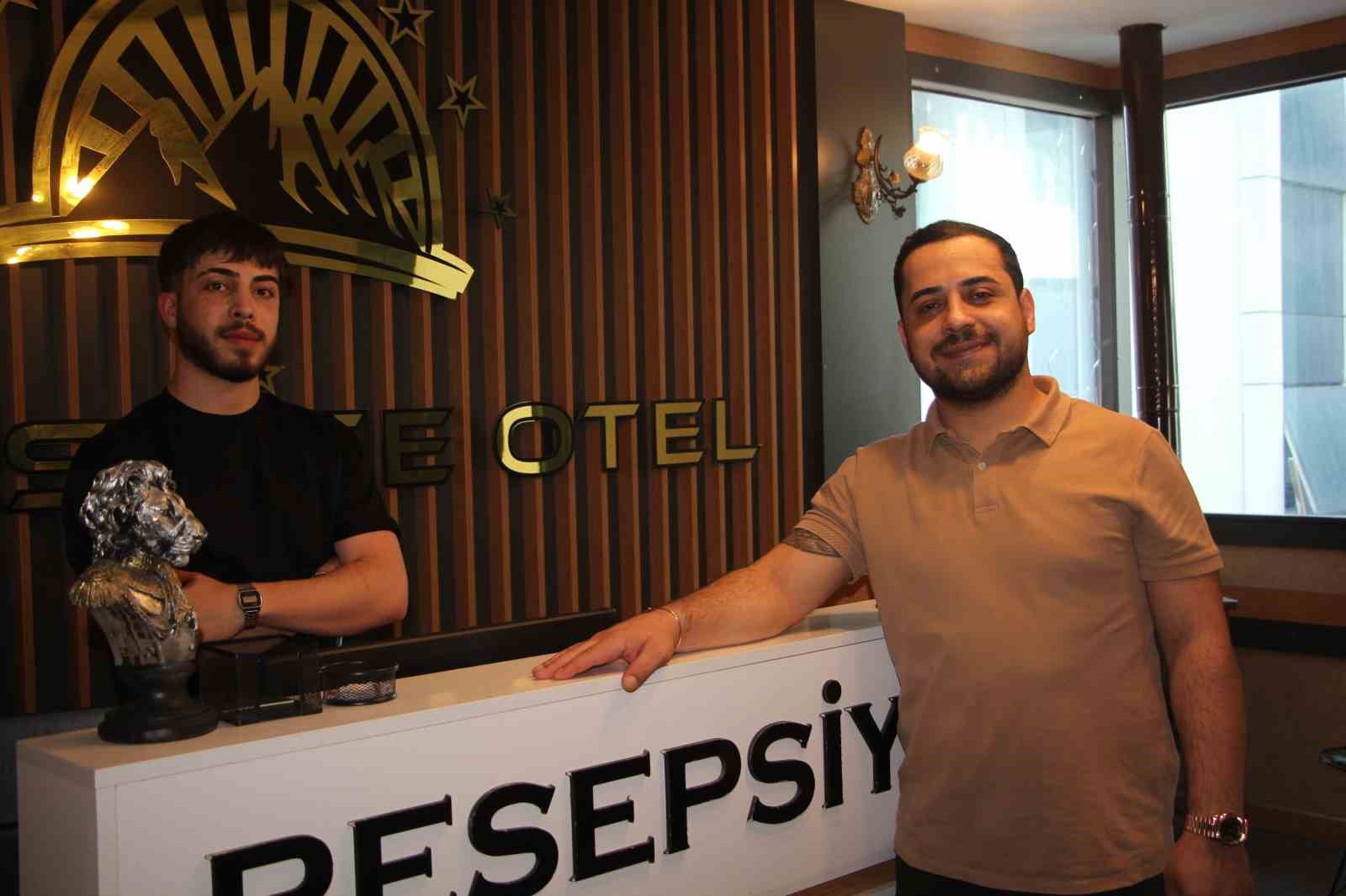 Kapısında doğum yaptığı otelin sahibinden bedava konaklama ve altın
