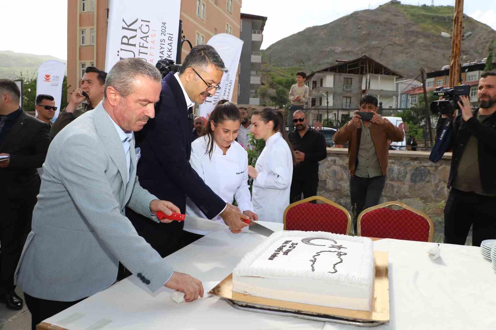 Hakkari&rsquo;de y&ouml;resel lezzetler festivali d&uuml;zenlendi
