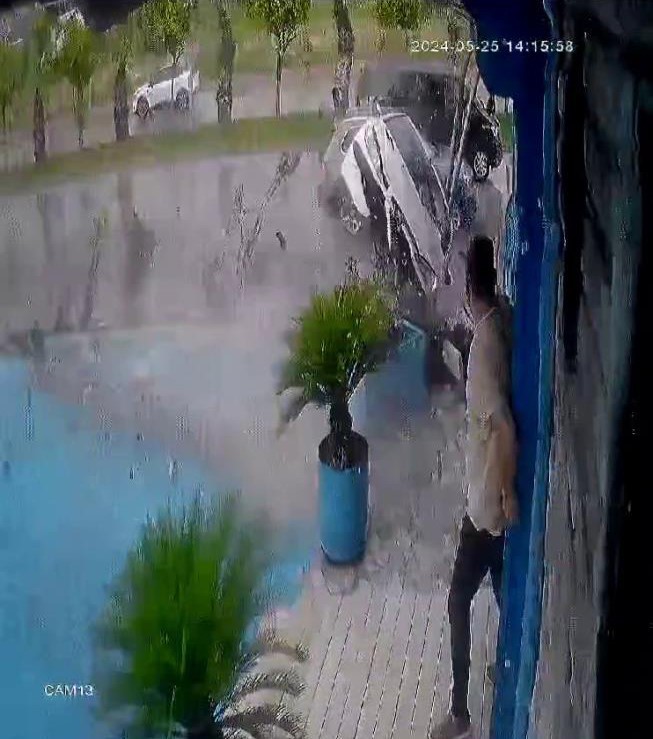 Direksiyon hakimiyetini kaybeden otomobil balık&ccedil;ıya &ccedil;arptı: 2 yaralı 