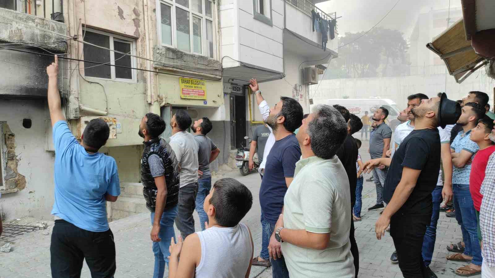 Şanlıurfa&rsquo;da korkutan yangın: Kadın ve &ccedil;ocukları itfaiye ekipleri kurtardı
