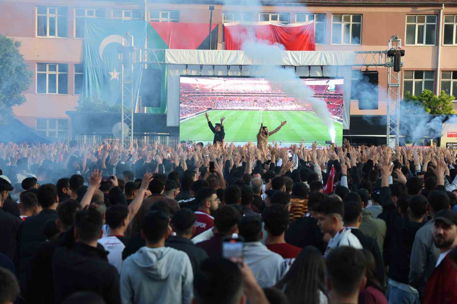 Şampiyonlar Ligi maçını aratmayan atmosfer, binlerce kişi bu maça kilitlendi