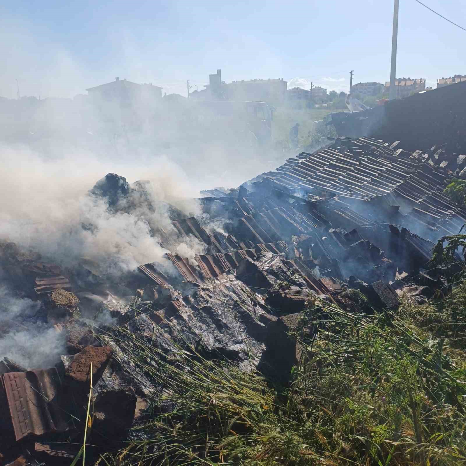 Babaeski&rsquo;de 3 ahır &ccedil;ıkan yangında k&uuml;le d&ouml;nd&uuml;
