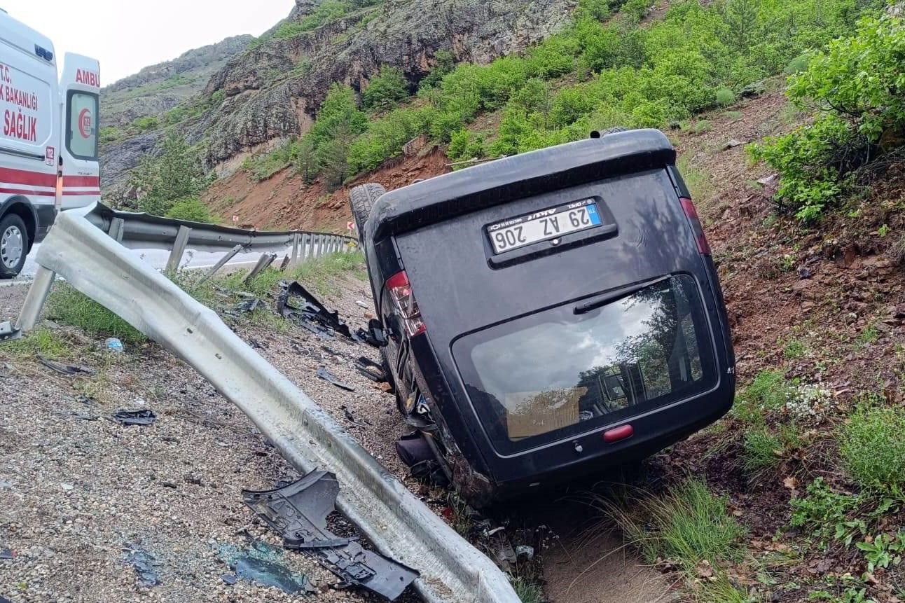 Kayganlaşan yolda kontrolden çıkan araç ters döndü: 4 yaralı İhlas Haber Ajansı