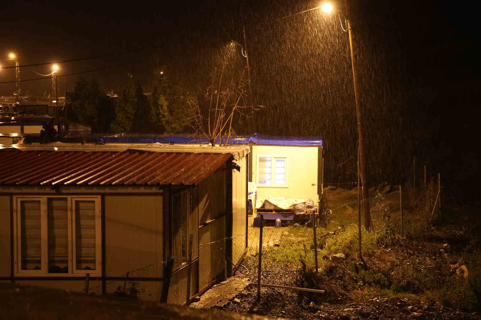 Meteorolojinin turuncu kodlu uyarı verdiği Hatay’da bardaktan boşalırcasına yağmur yağdı
