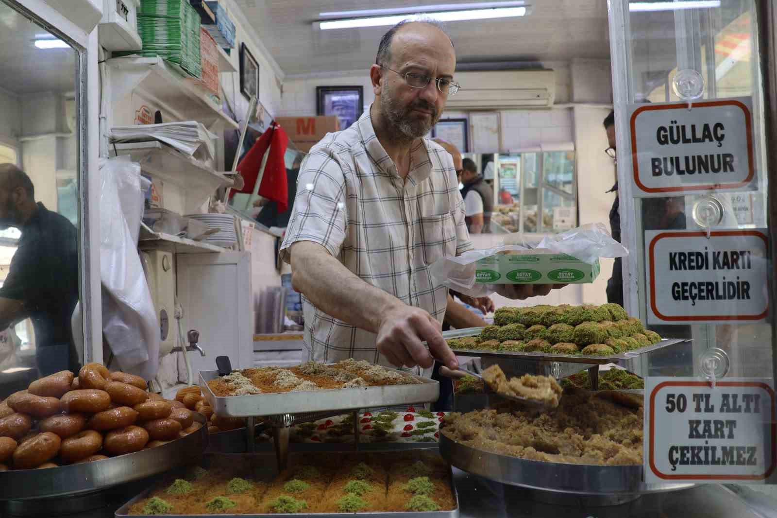 İzmir’de 7 metrekarelik dükkanda 100 yıllık tatlı durağı

