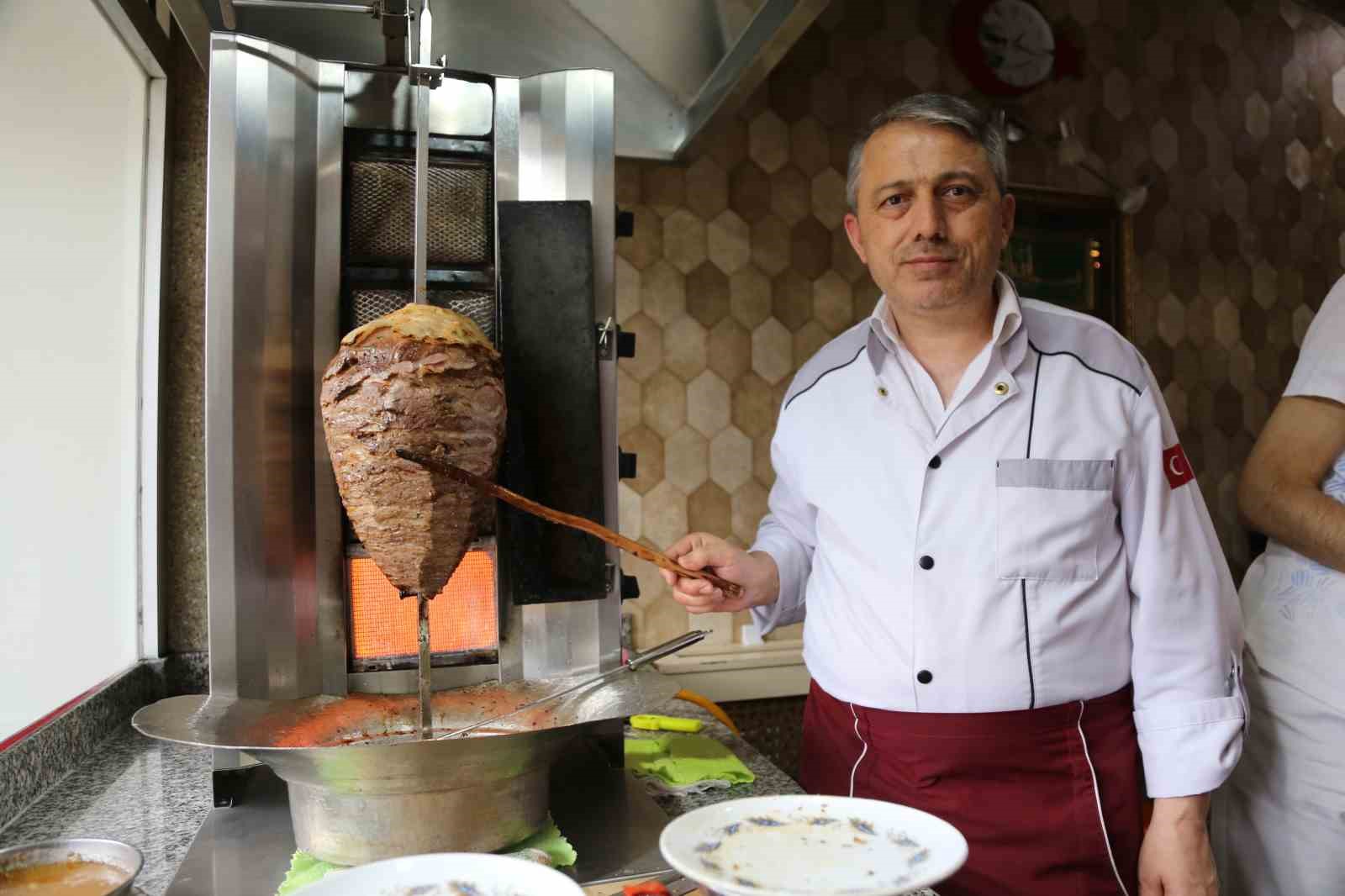 2 asırdır aynı usulle d&ouml;ner kesen ustalardan b&uuml;y&uuml;k iddia: &ldquo;D&ouml;ner Kastamonu&rsquo;nun&rdquo;
