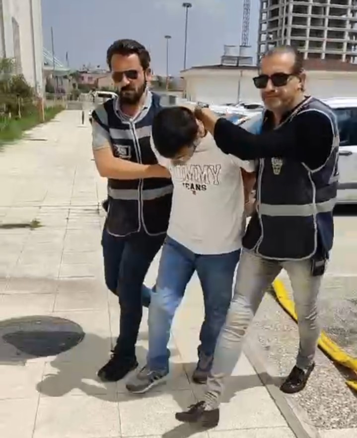 Silahlı saldırı d&uuml;zenleyen 2 kişi Adana polisinden ka&ccedil;amadı
