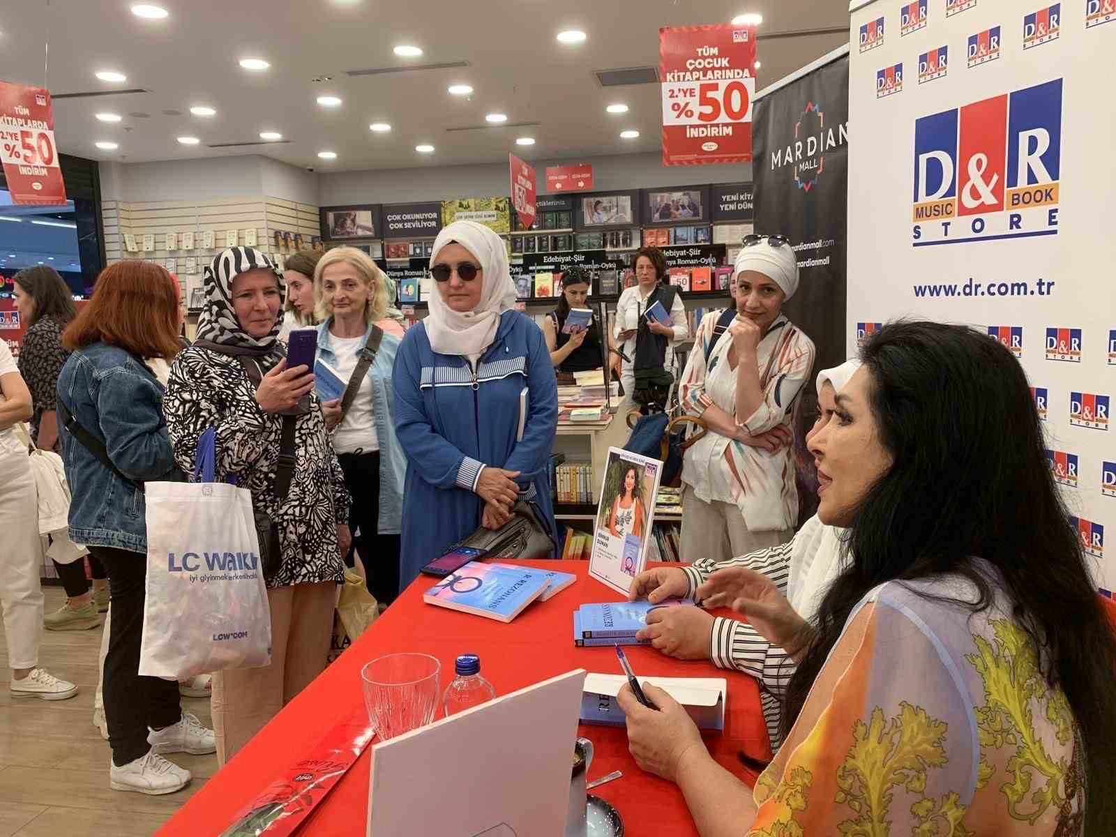 Mardin Mall’da yazar Duman, okurlarıyla buluştu
