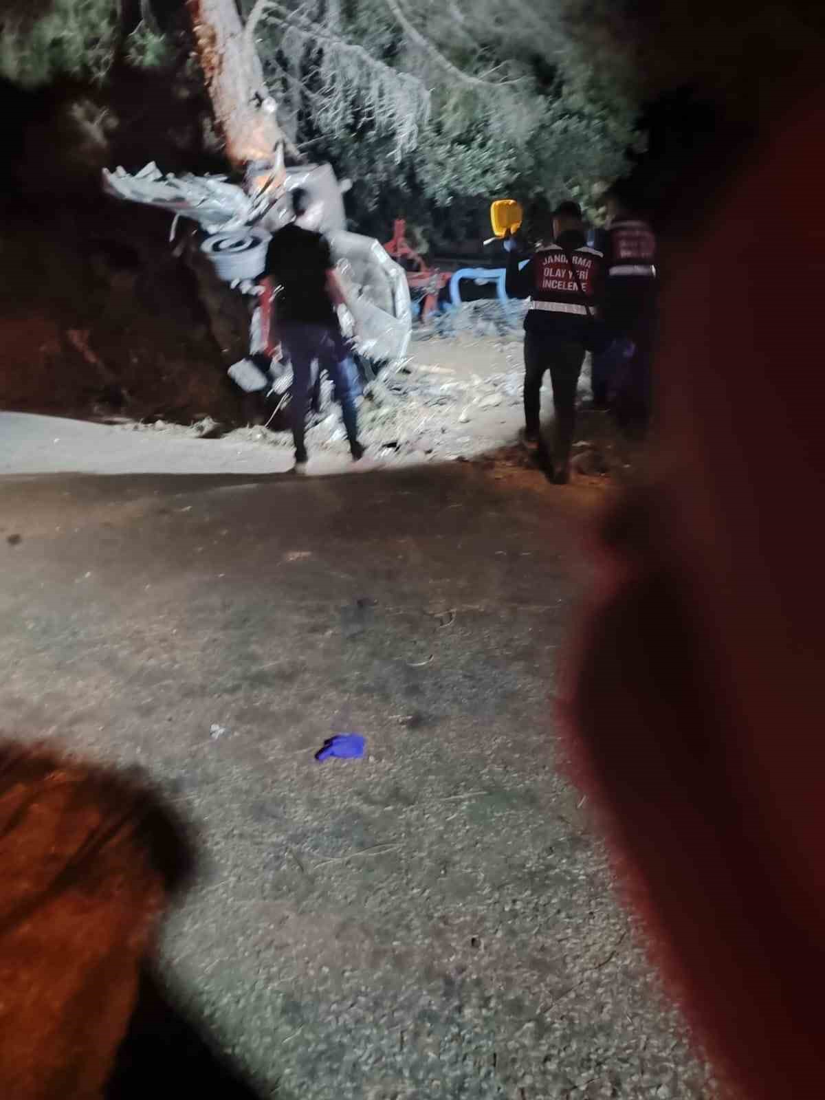 &Ccedil;anakkale&rsquo;de otomobil ağaca &ccedil;arptı, 2 kişi hayatını kaybetti
