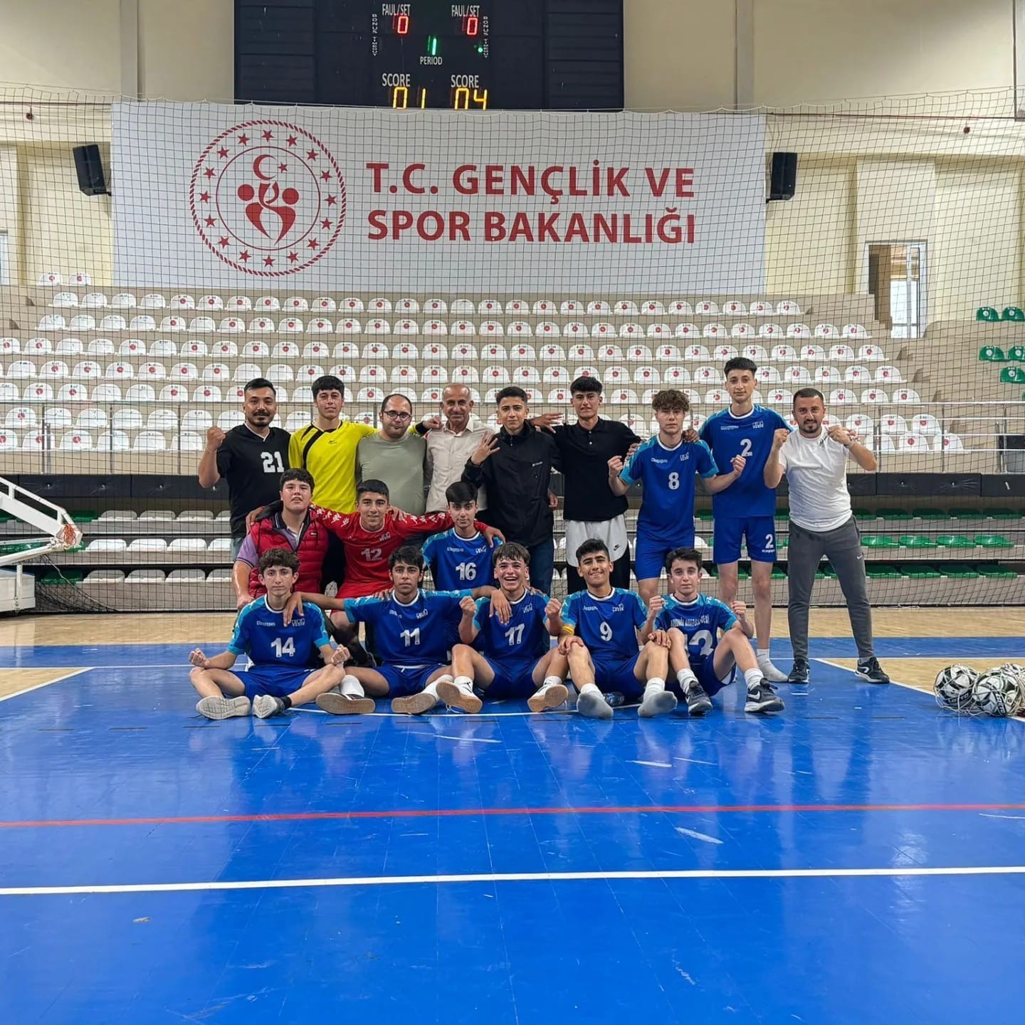 Futsal il birinciliği turnuvasında Mazıdağı Anadolu Lisesi 2 kategoride şampiyon oldu
