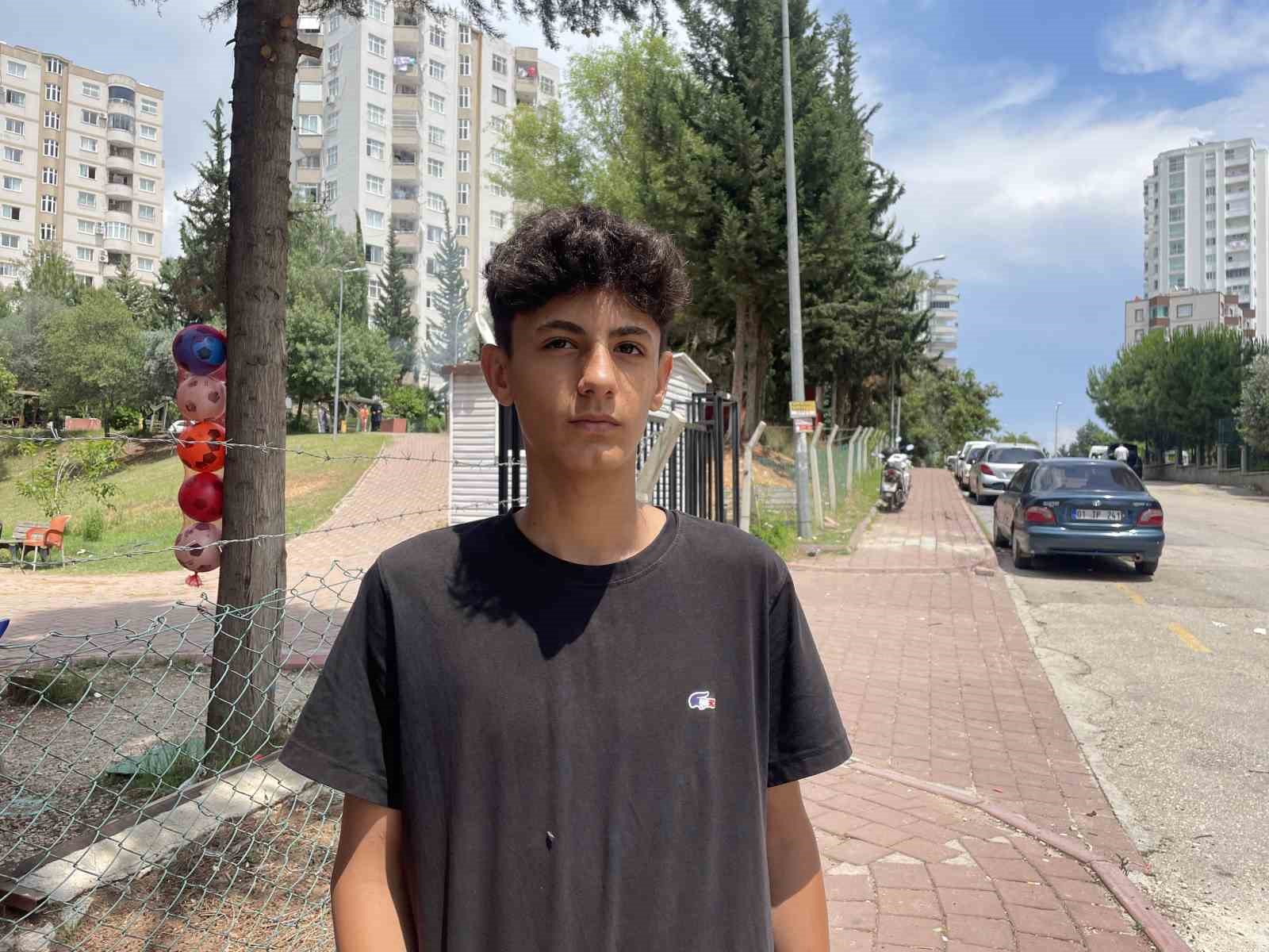 Freni tutmayan tır, &ccedil;ocuk parkı &ouml;n&uuml;ndeki ara&ccedil;lara &ccedil;arparak durabildi
