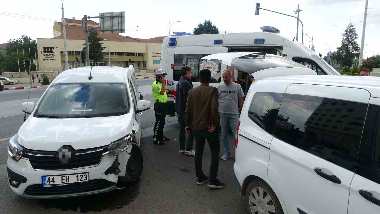 Ekip otosunun karıştığı kazada 2’si polis 3 kişi yaralandı