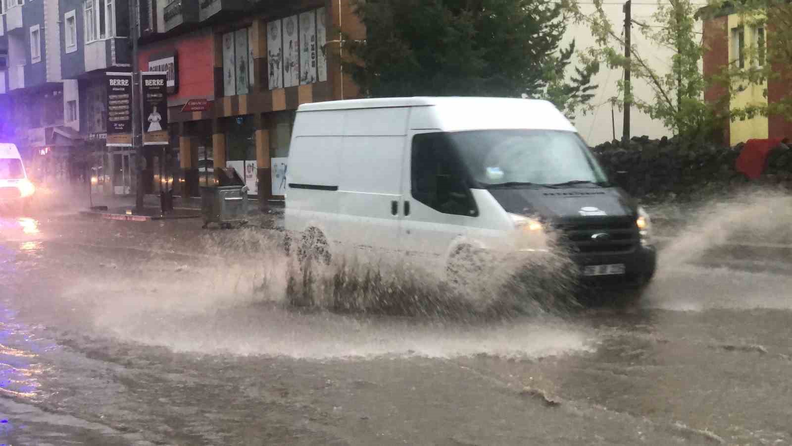 Kars'ta sağanak caddeleri göle çevirdi İhlas Haber Ajansı