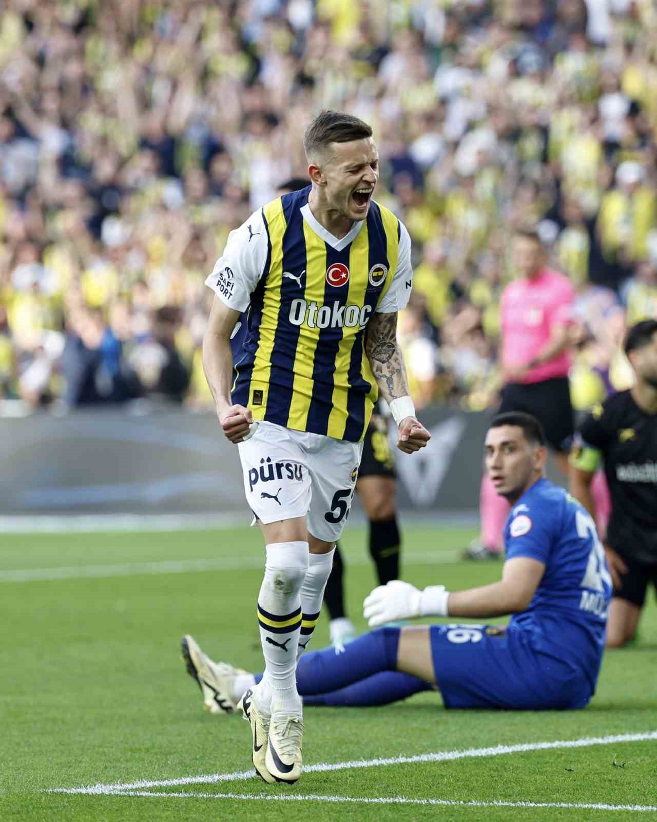 Trendyol Süper Lig: Fenerbahçe: 3 - İstanbulspor: 0 (İlk yarı)
