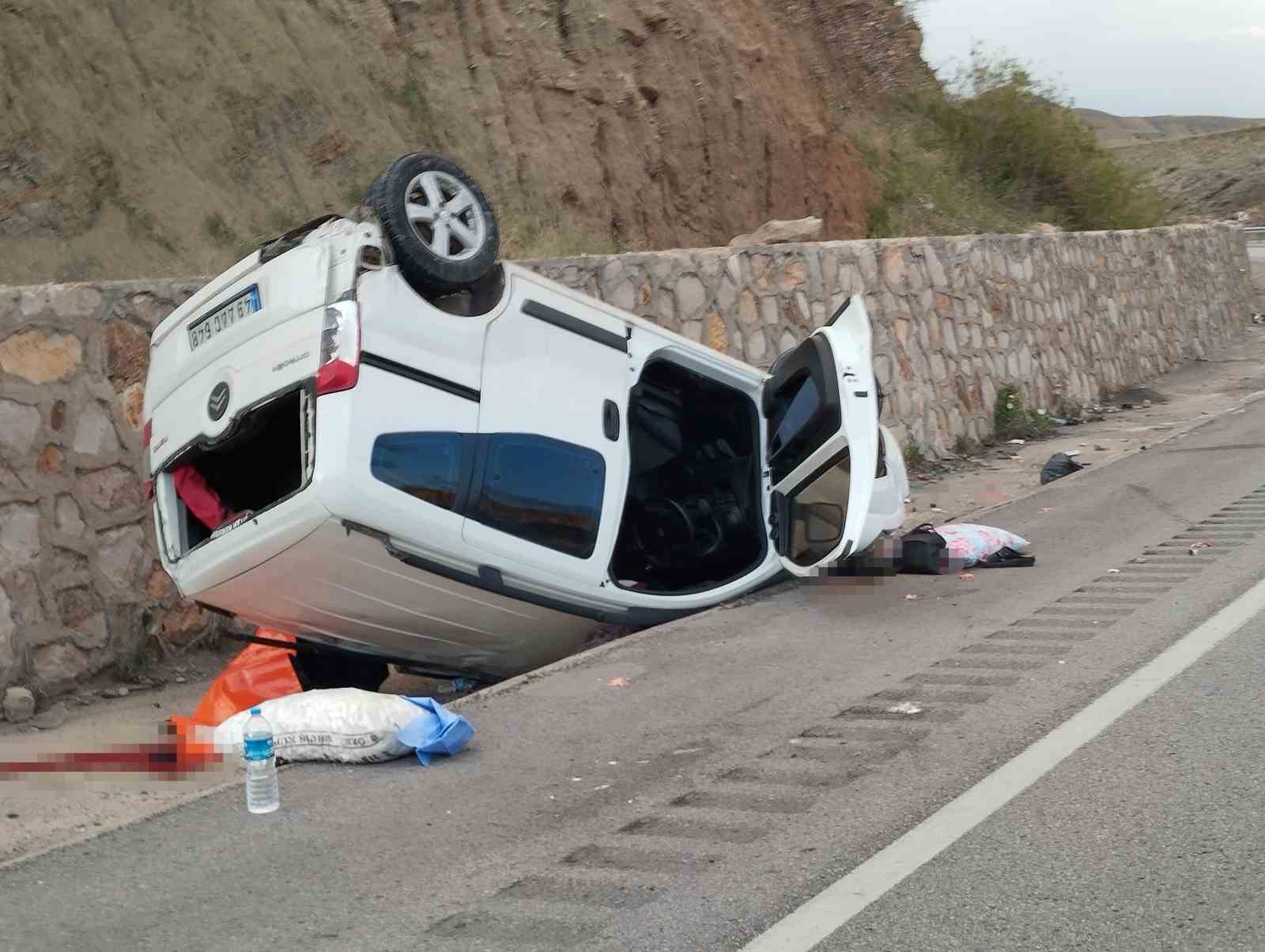 Sivas’ta hafif ticari araç devrildi: 1 ölü, 2 yaralı
