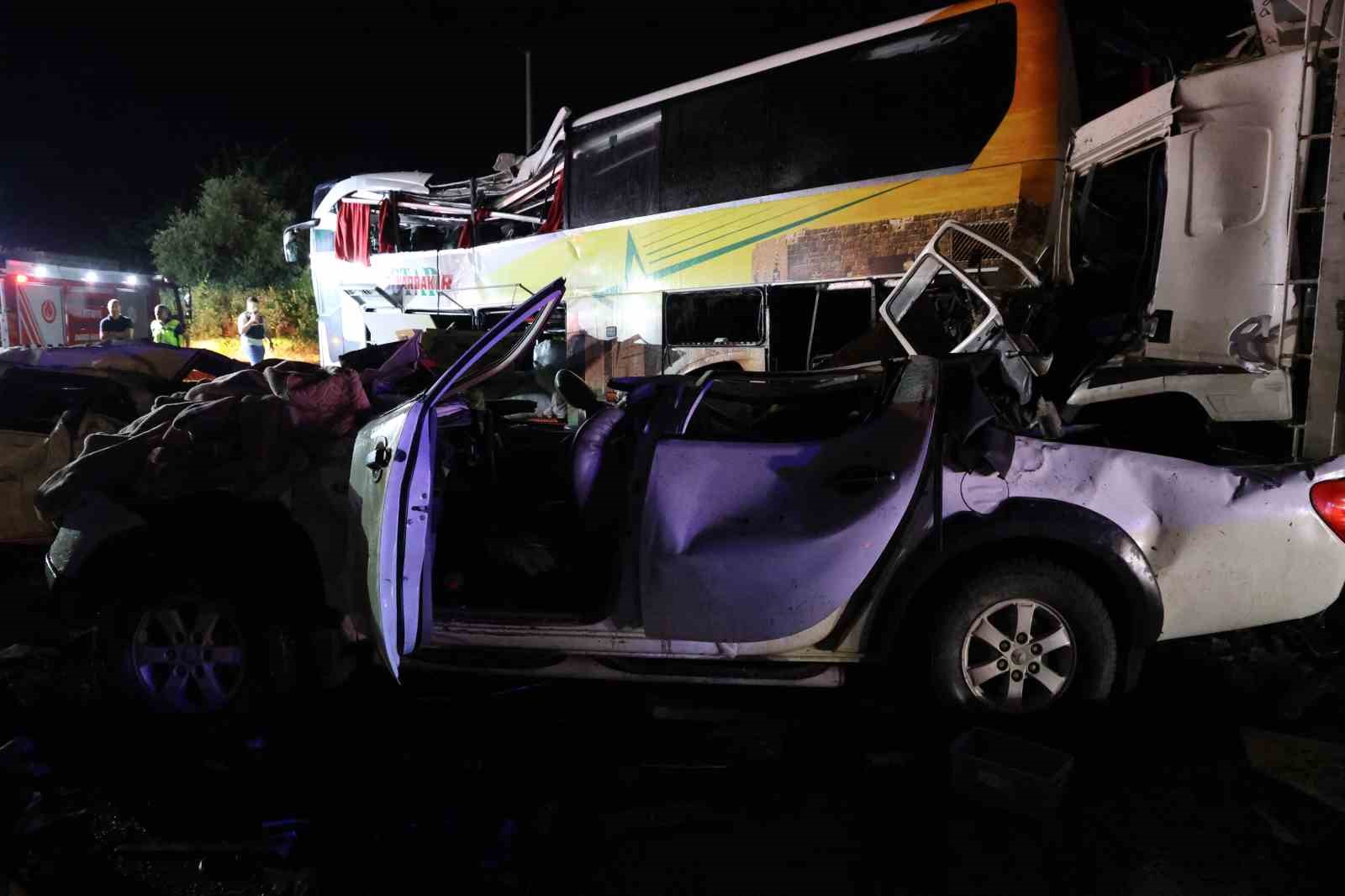 Mersin’de feci kaza: 10 ölü, 30’dan fazla yaralı
