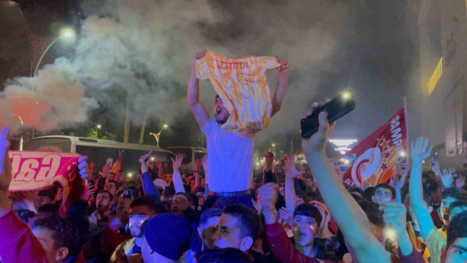 Galatasaray&rsquo;ın şampiyonluğu Tatvan&rsquo;da coşkuyla kutlandı
