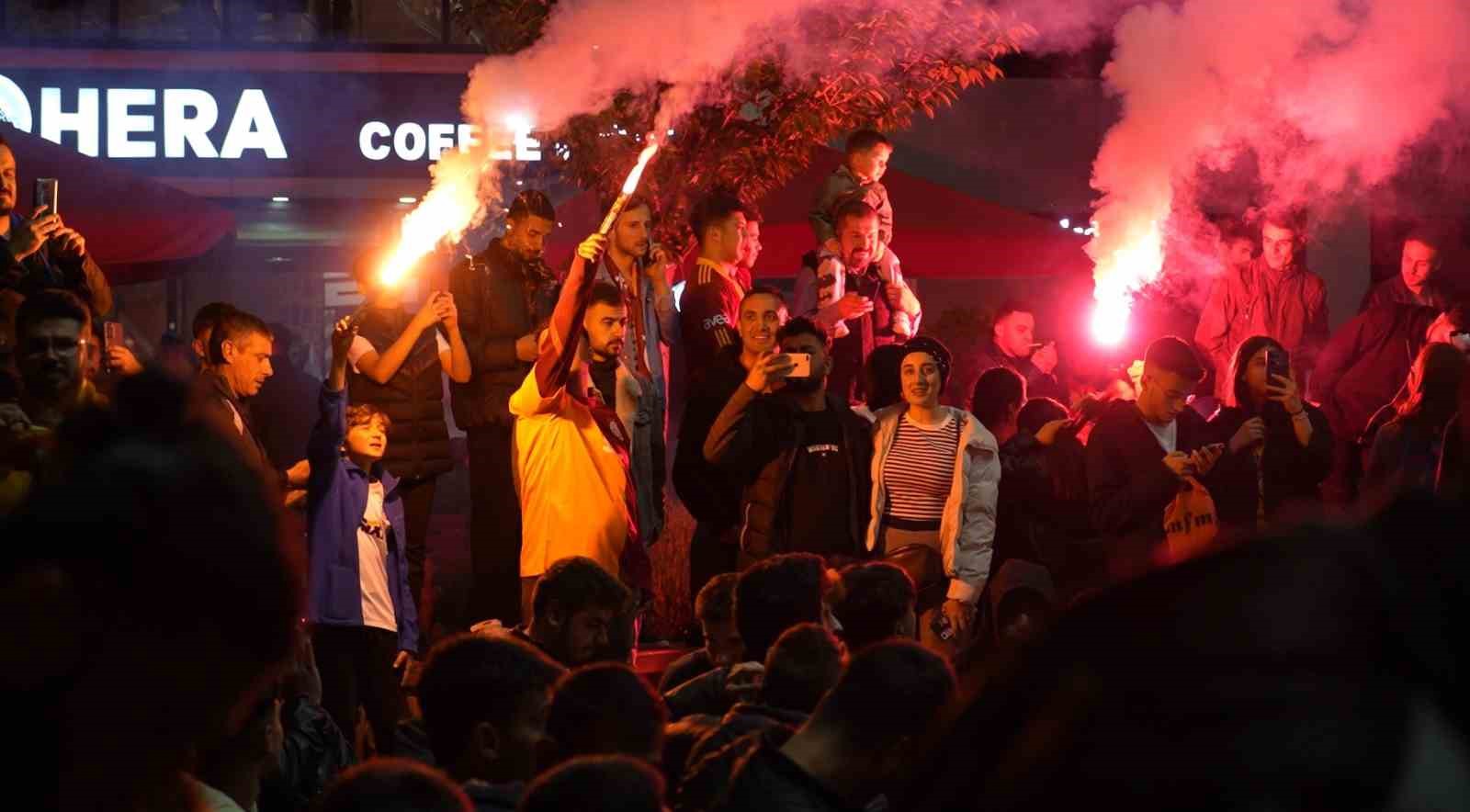 G&uuml;m&uuml;şhane&rsquo;de Galatasaray&rsquo;ın şampiyonluğu coşkuyla kutlandı
