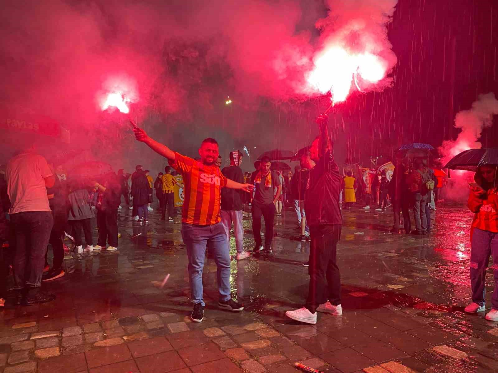 İzmir’de örnek görüntü: Galatasaraylı eşini, Fenerbahçe formasıyla kutlamalara götürdü
