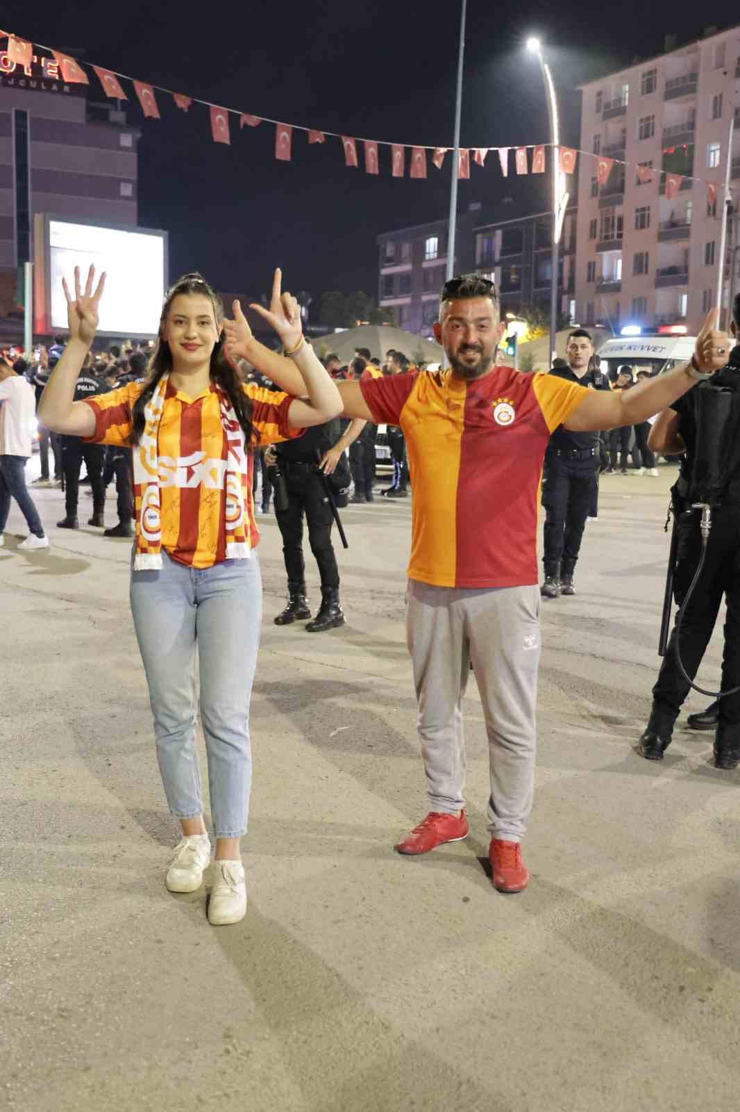 Galatasaray&rsquo;ın 24. şampiyonluğu Aksaray&rsquo;da coşkuyla kutlandı
