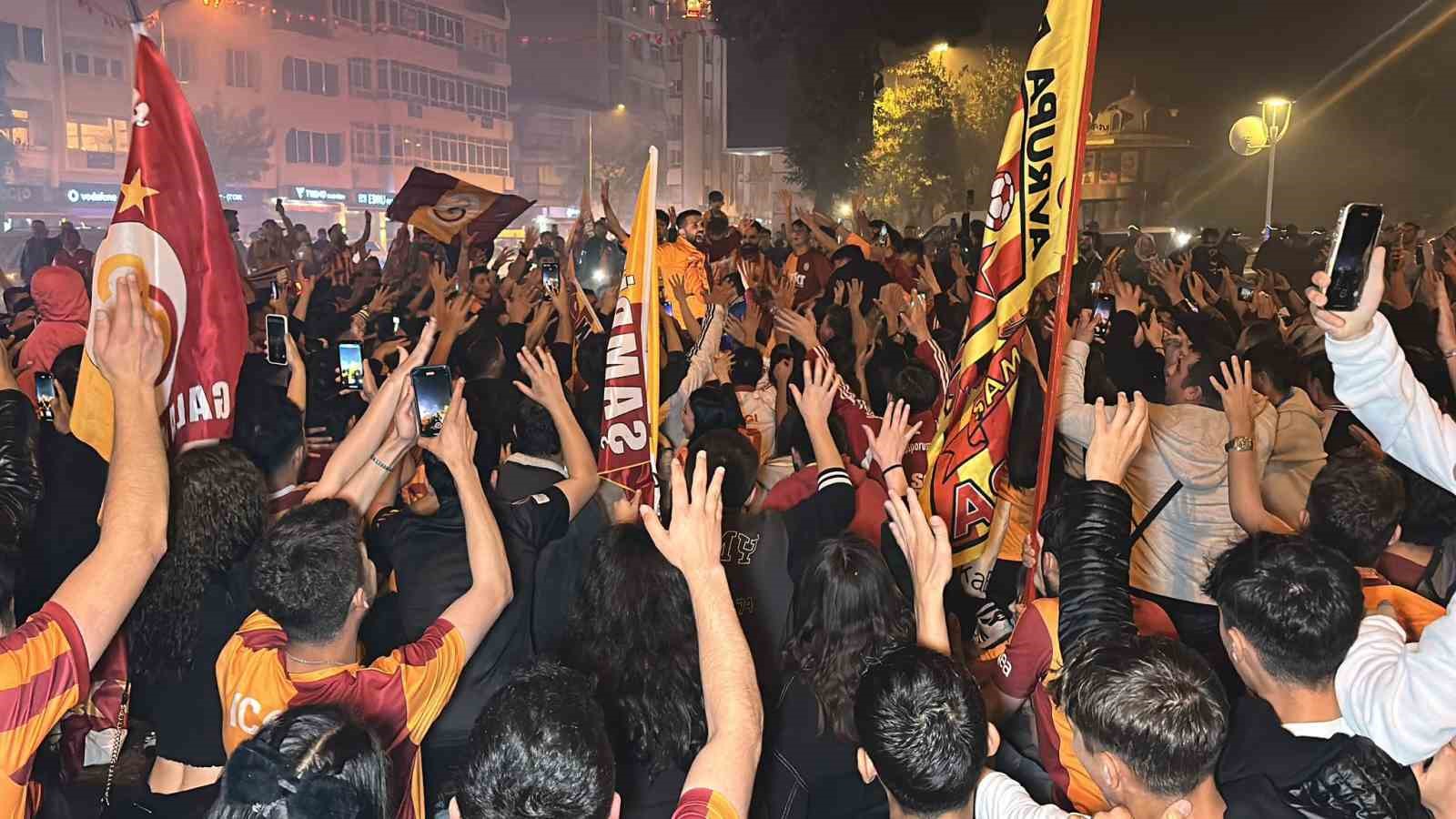 Uşak’ta Galatasaray taraftarları şampiyonluğu kutladı
