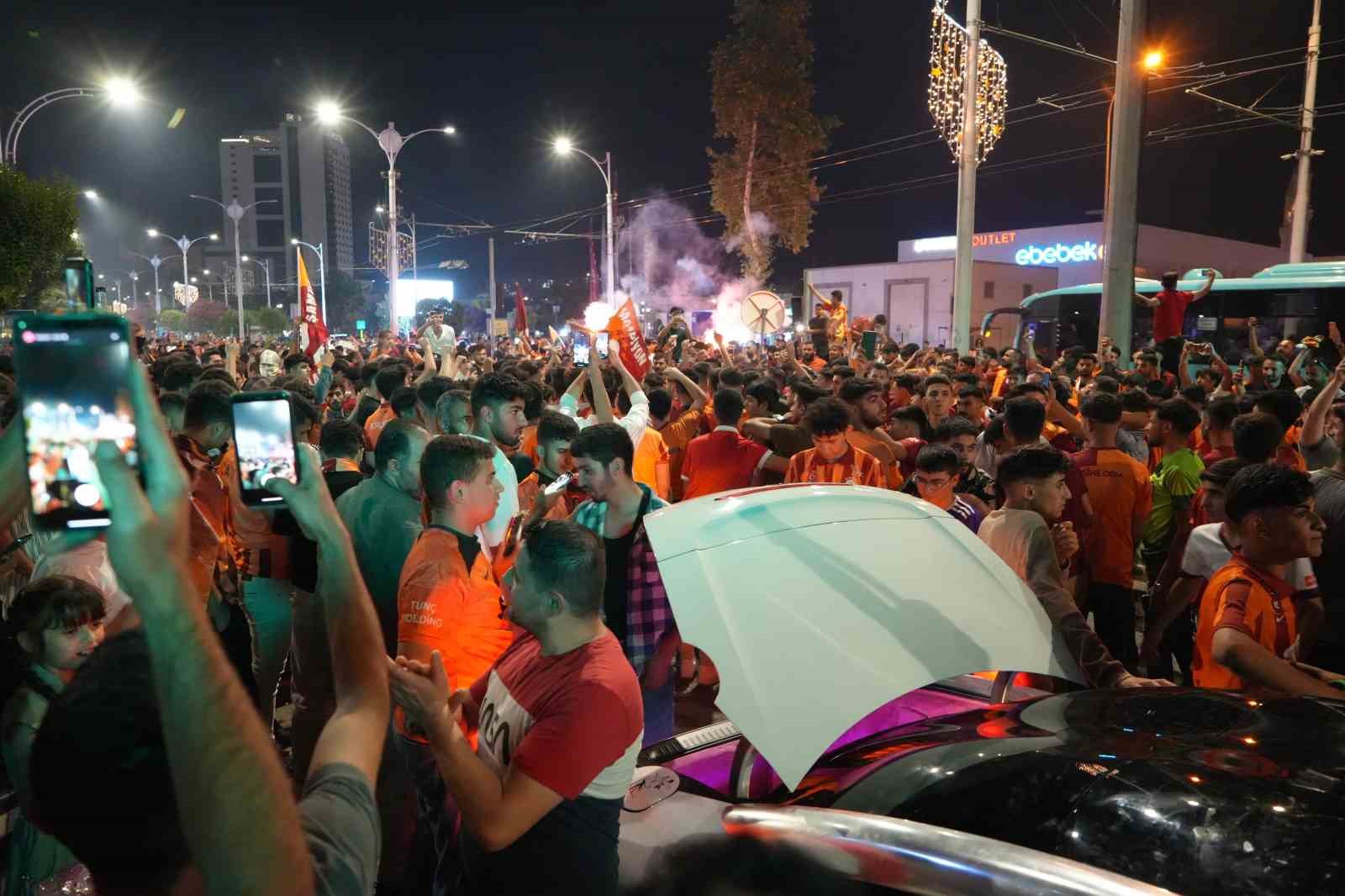 Galatasaray’ın şampiyonluğu Şanlıurfa’da halaylarla kutlandı 6 Galatasaray’ın şampiyonluğu Şanlıurfa’da halaylarla kutlandı