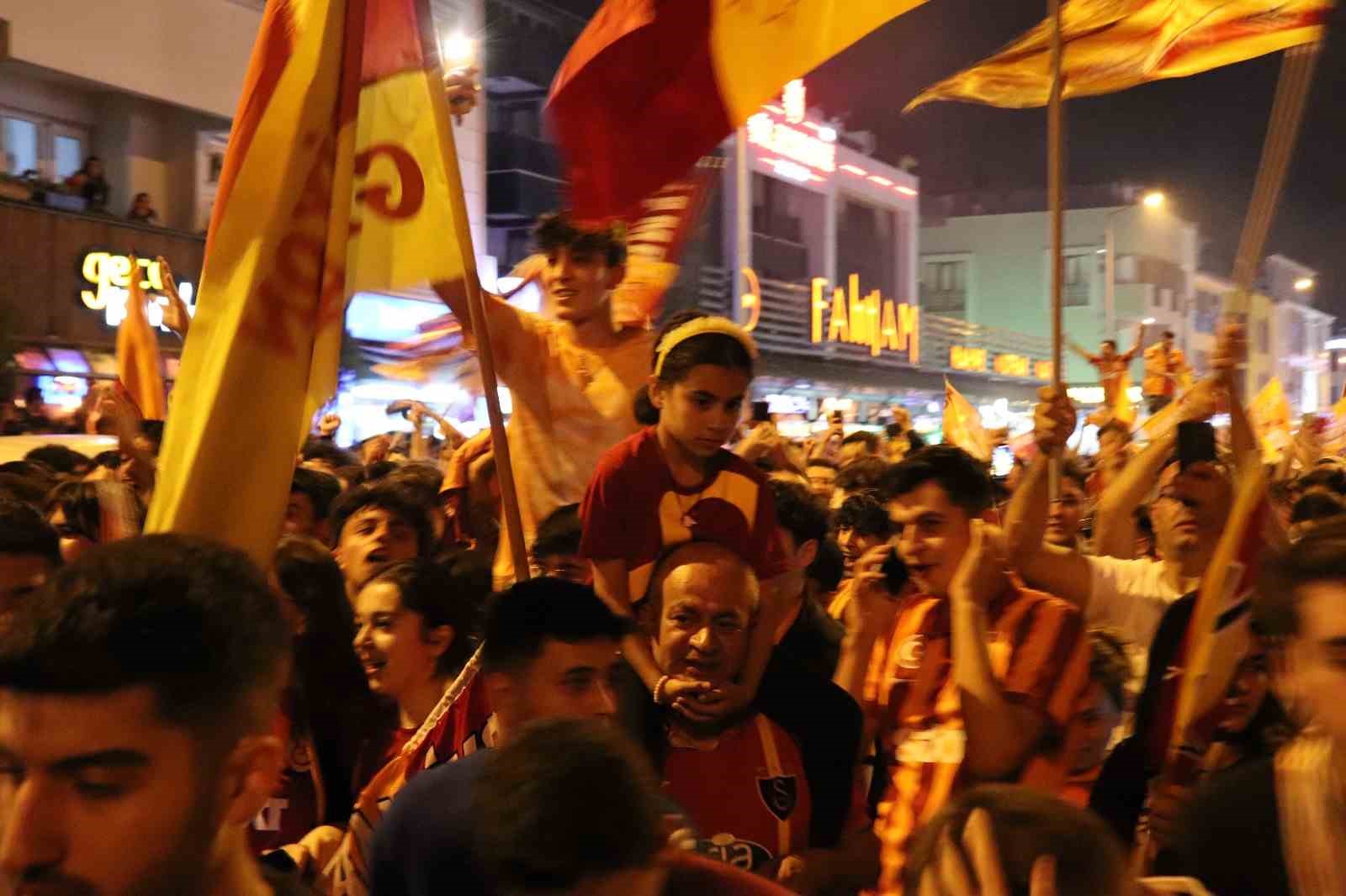 Galatasaray&rsquo;ın 24. şampiyonluğu Denizli&rsquo;de coşkuyla kutlandı
