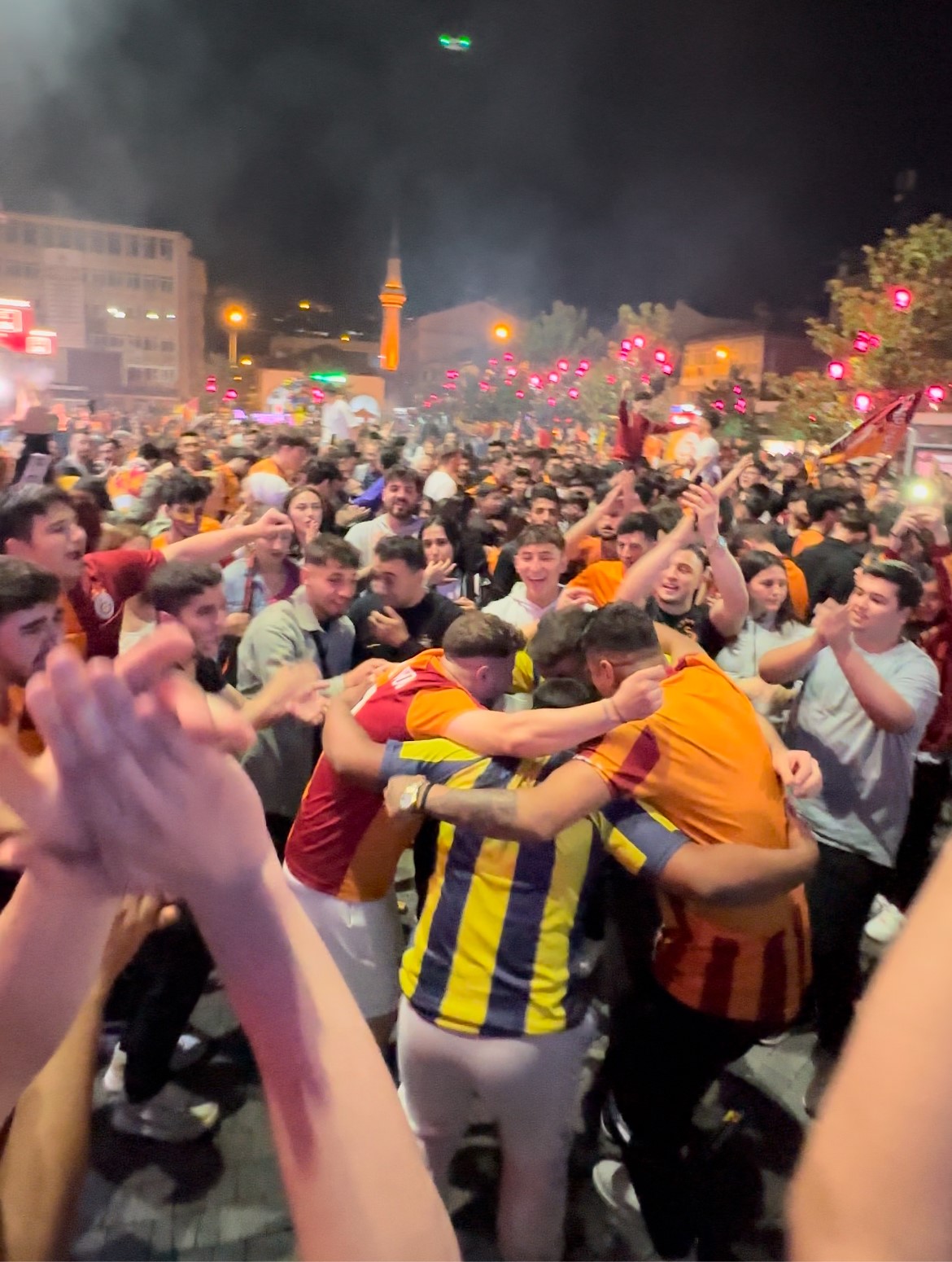 Şampiyonluk kutlamalarında rakip taraftarlar karşılıklı oynadı