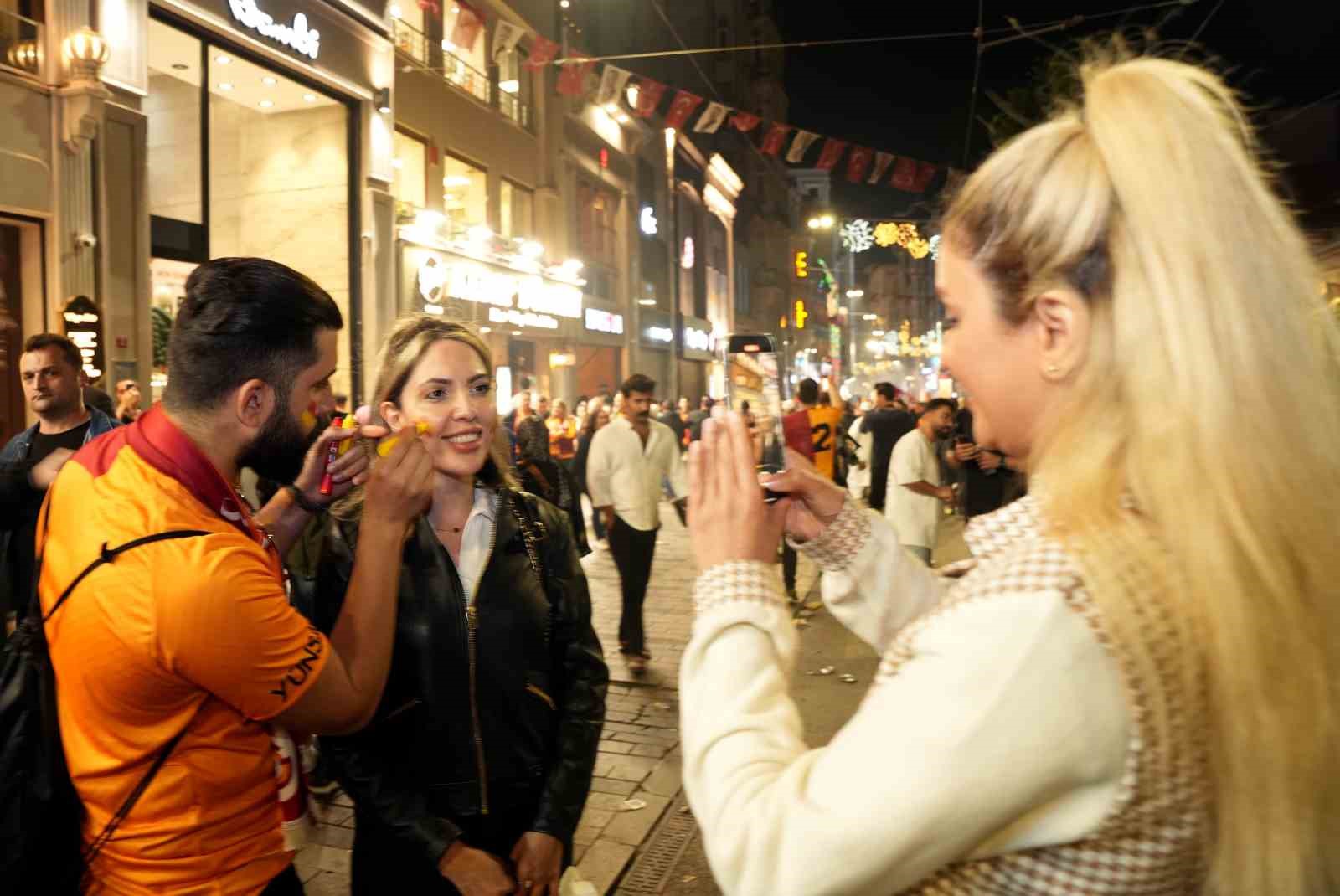 Galatasaraylı taraftarlardan Taksim’de coşkulu şampiyonluk kutlaması

