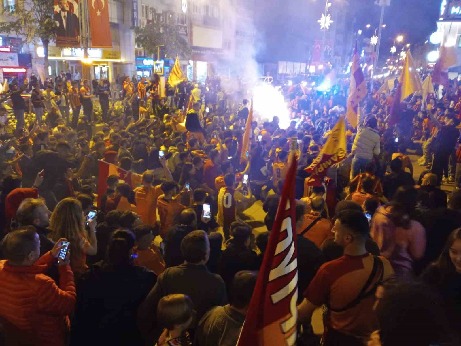 Bozüyük’te Galatasaray’ın şampiyonluğu coşkuyla kutlandı
