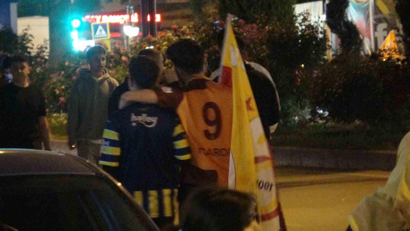 Şampiyonluk kutlamalarında taraftarlardan dostluk mesajı
