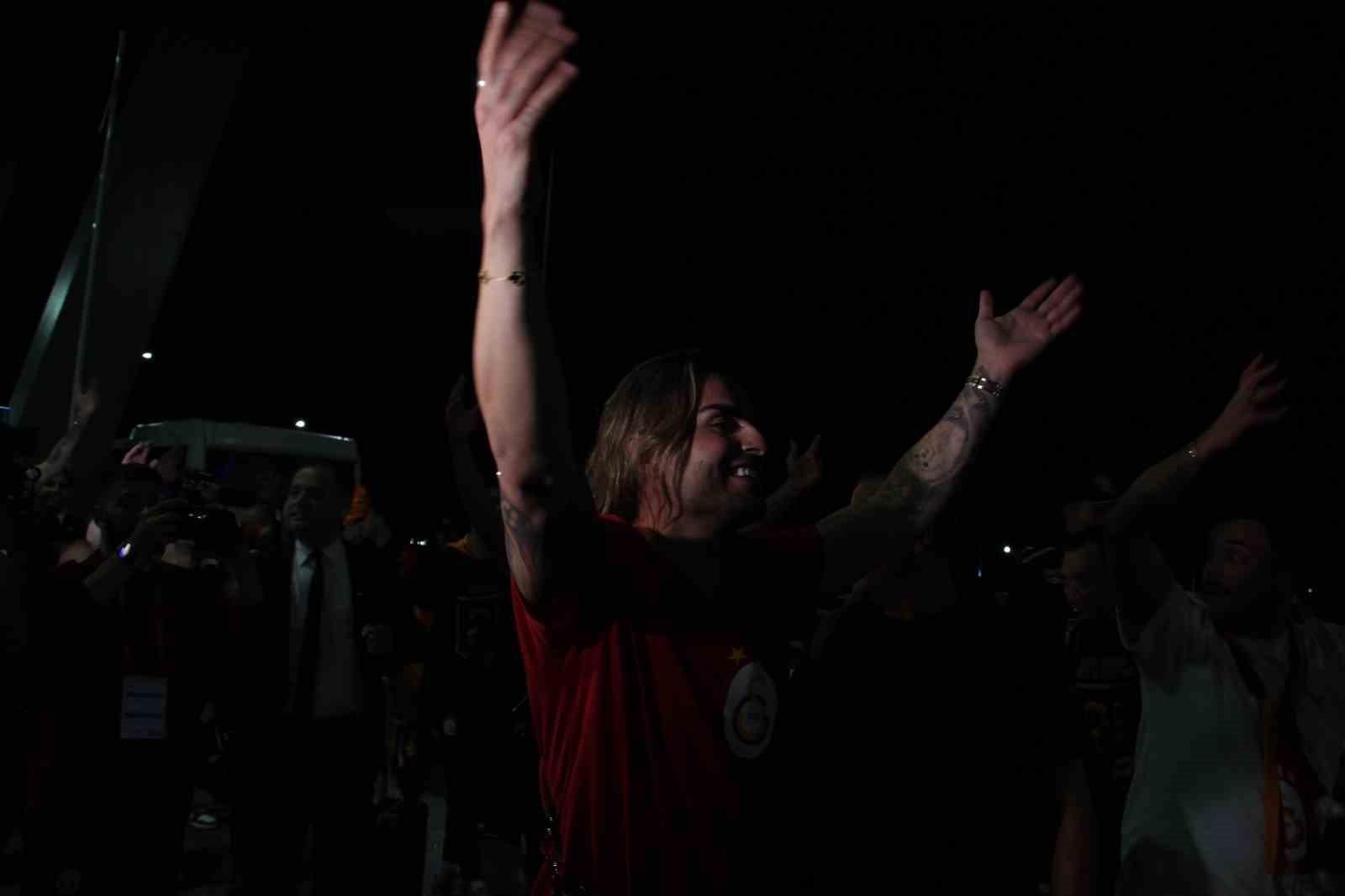 Galatasaray, Konya Havalimanı&rsquo;nda taraftarları ile şampiyonluğu kutladı
