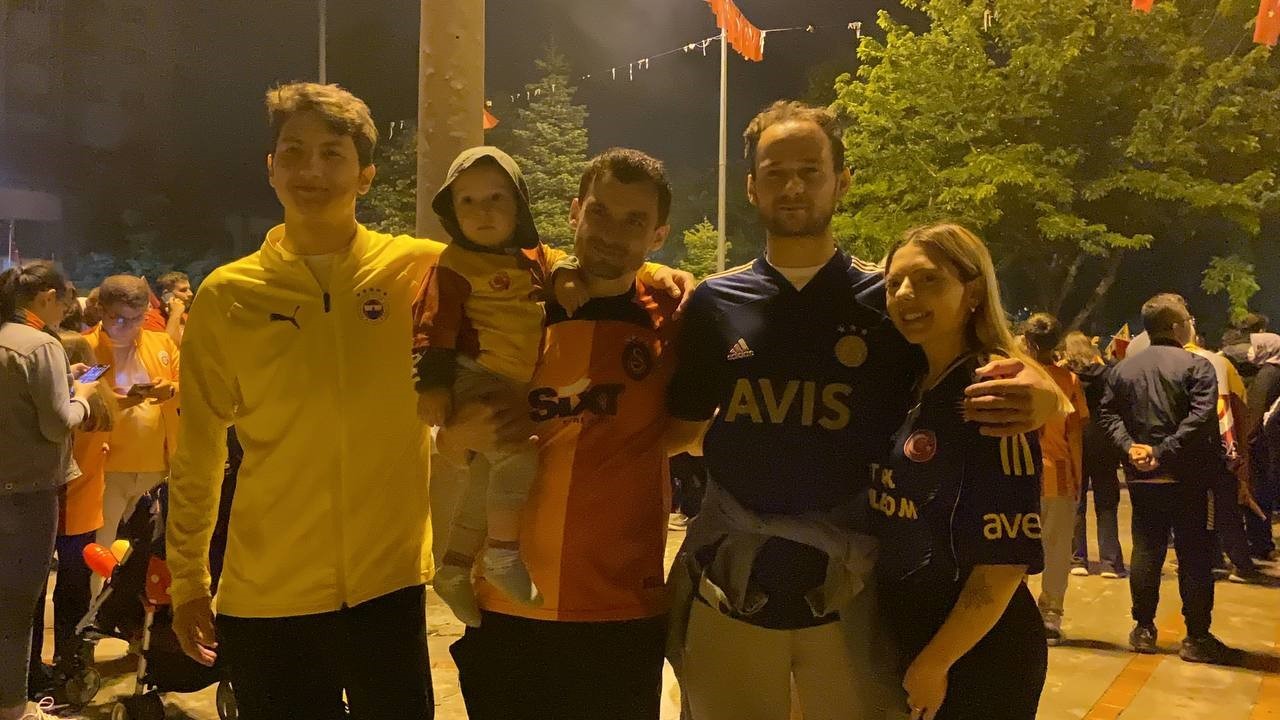 Fenerbahçeli çift Galatasaray’ın şampiyonluk kutlamalarına katıldı

