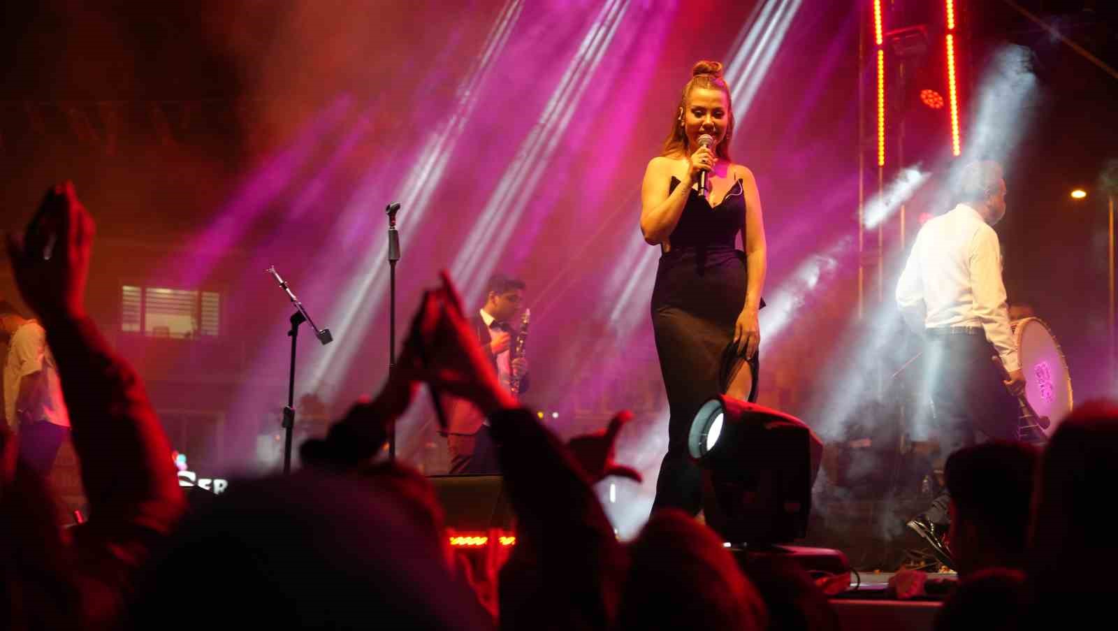 Ünlü şarkıcı Lara konser verdi, izdiham yaşandı: Binlerce vatandaş meydana sığmadı İhlas Haber Ajansı