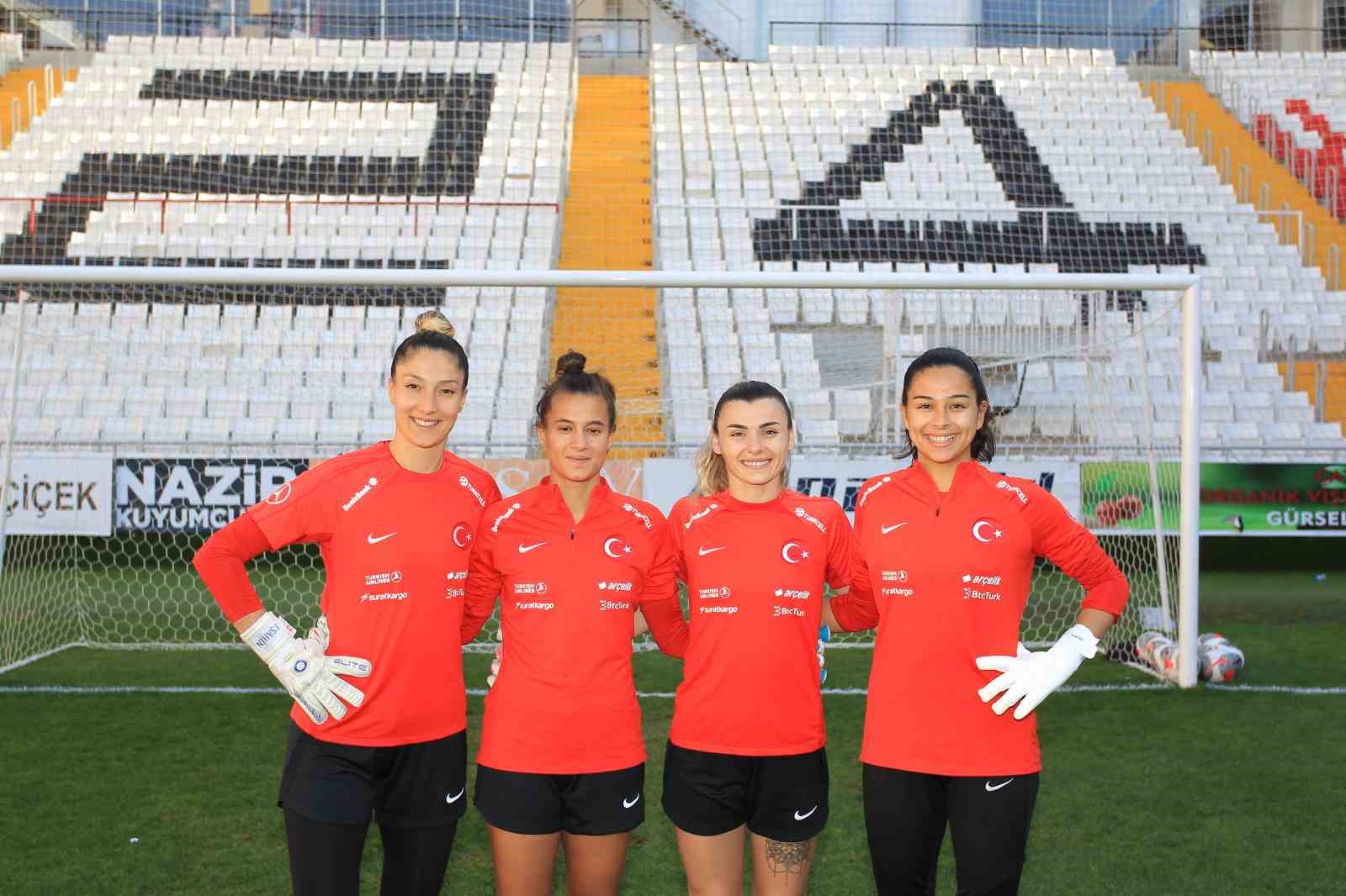 Milli takımın başarılı file bek&ccedil;isi Şahin: "Erzincan&rsquo;daki en b&uuml;y&uuml;k itici g&uuml;c&uuml;m&uuml;z, taraftarlarımız olacak"
