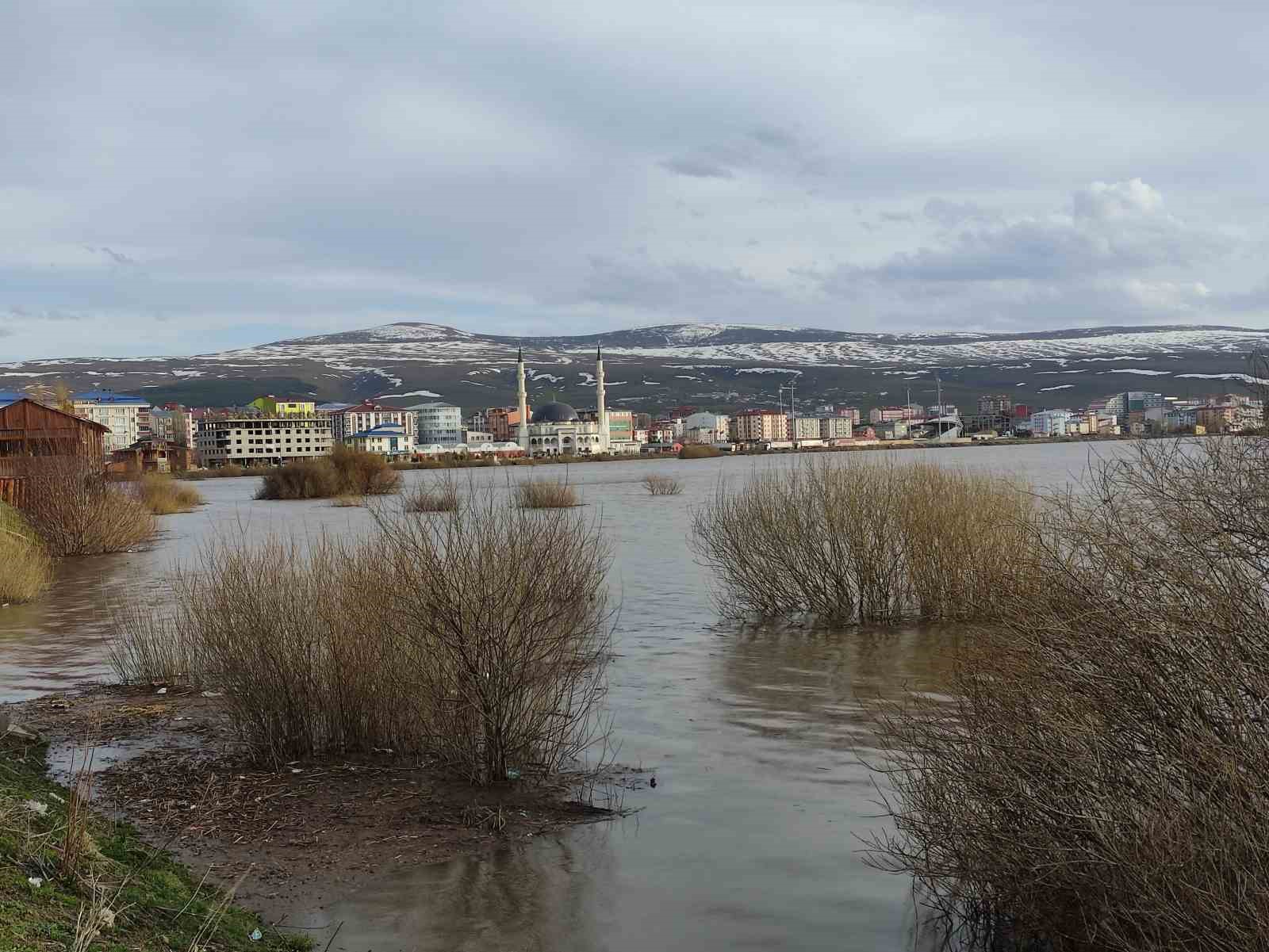 Ardahan’da Kura Nehri taştı, sahilleri aratmayan görüntüler ortaya çıktı
