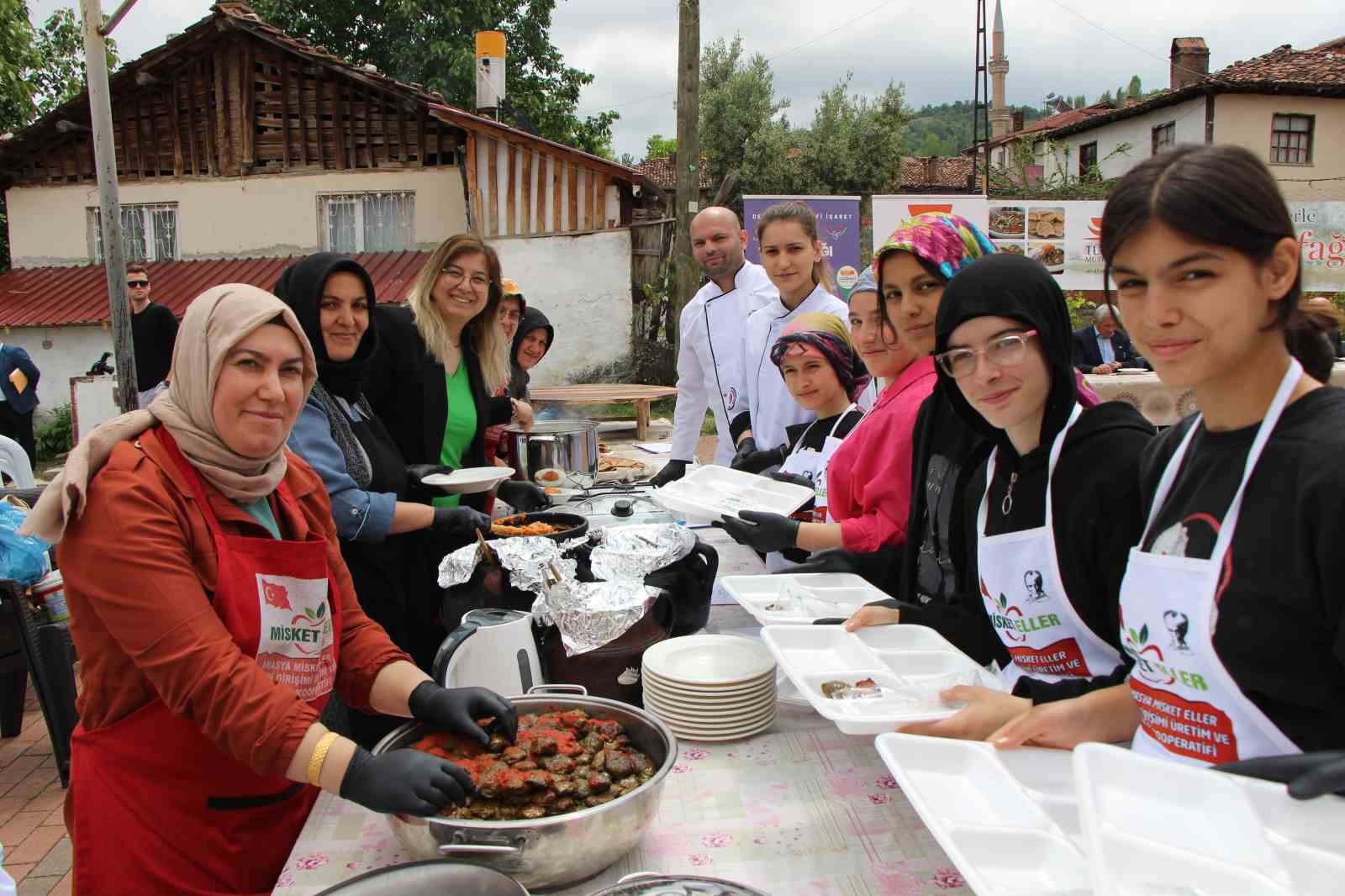 Amasya’nın coğrafi işaretli yemeklerini köy okulunda öğrencilerle buluşturdular