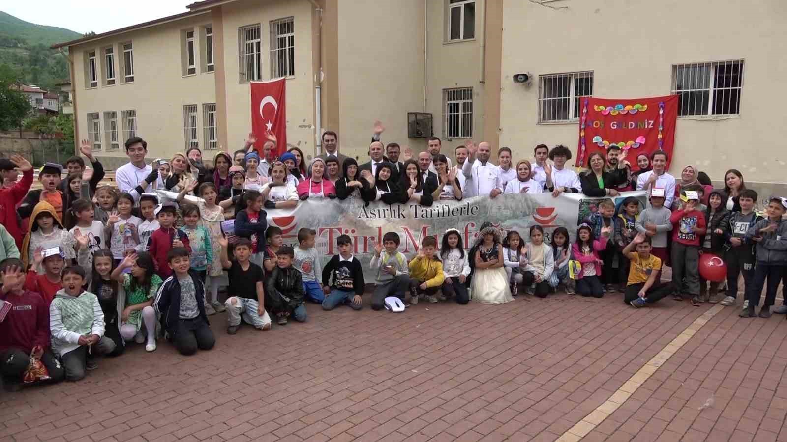 Amasya’nın coğrafi işaretli yemeklerini köy okulunda öğrencilerle buluşturdular
