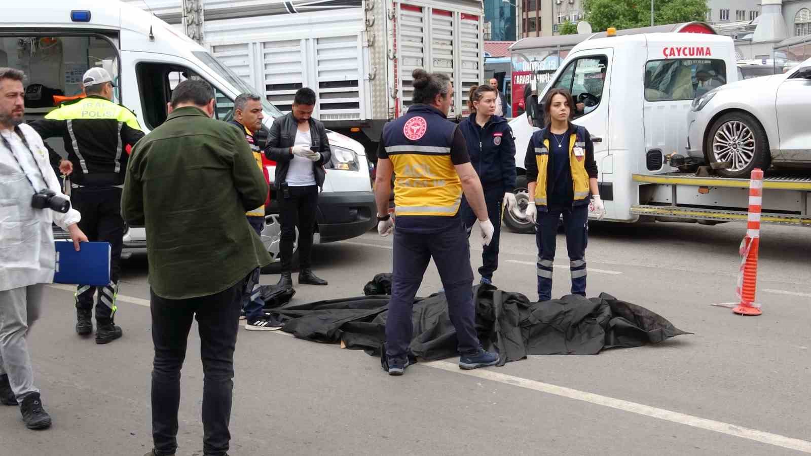 Yaya ge&ccedil;idinden ge&ccedil;mek isteyen kadına kamyon &ccedil;arptı
