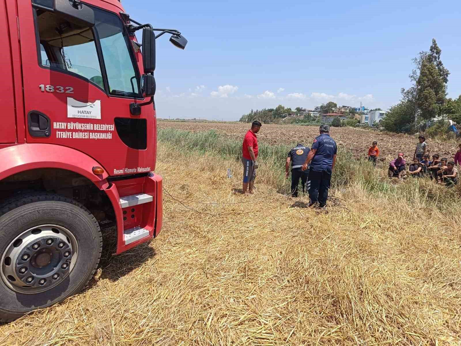 Sulama kanalında düşen ineği itfaiye kurtardı
